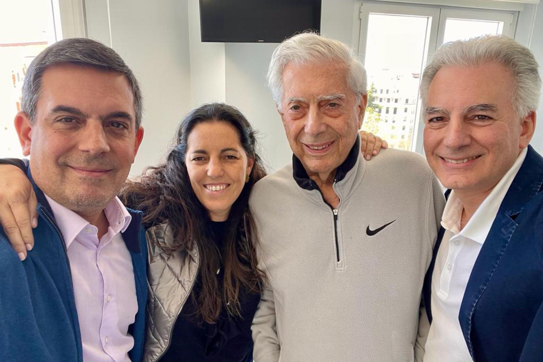 Mario Vargas Llosa supera el covid-19 y sale de clínica