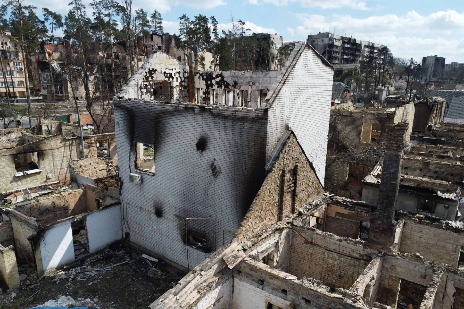 Zona residencial destruida en Irpin, al noroeste de Kiev, en medio de la invasión rusa de Ucrania. Foto: AFP