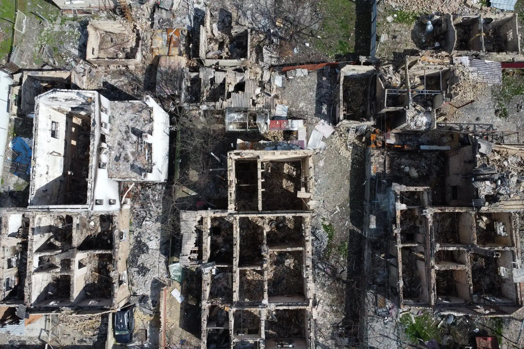 Zona residencial destruida en Irpin, al noroeste de Kiev, en medio de la invasión rusa de Ucrania. Foto: AFP