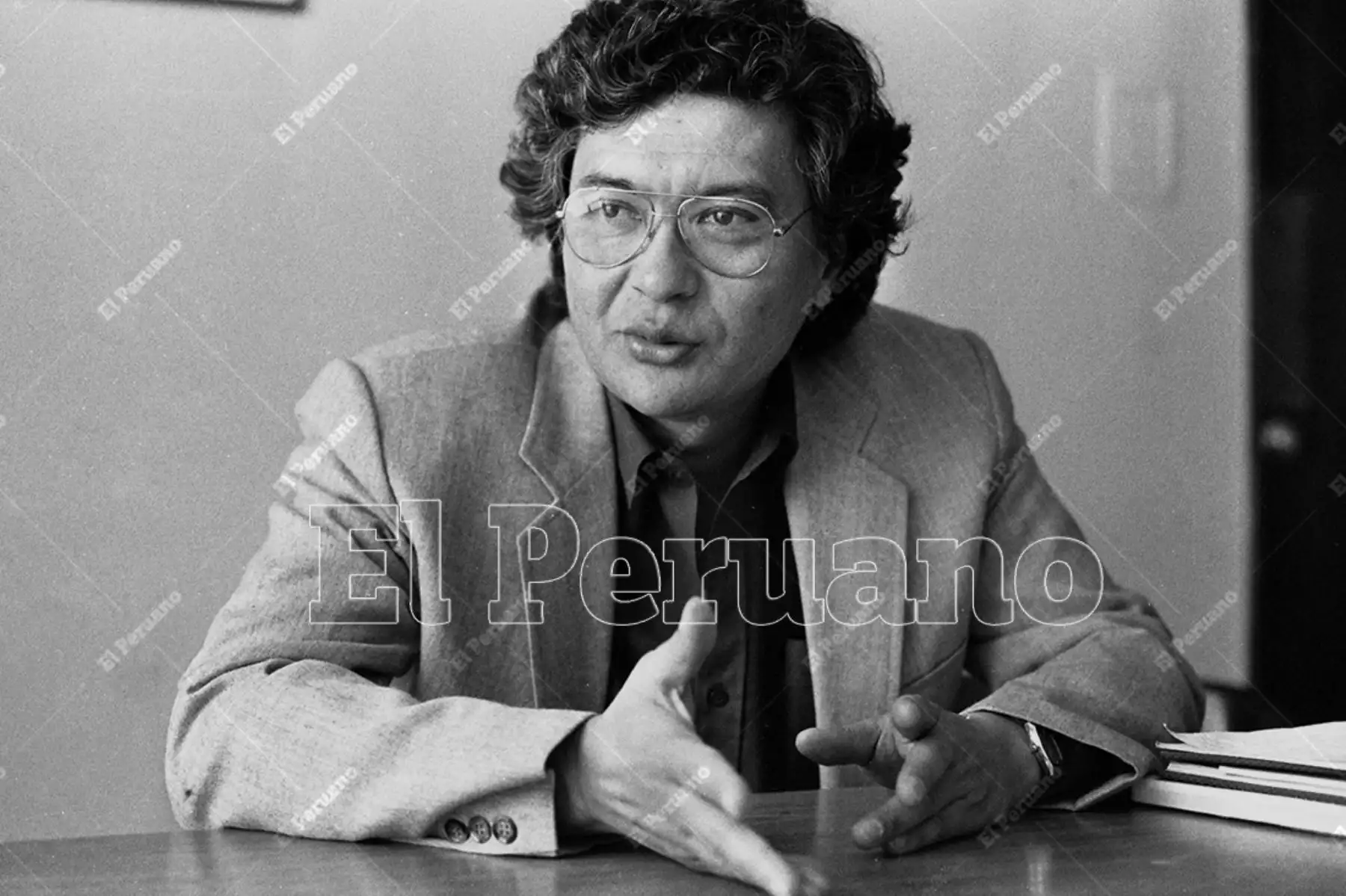 Lima - 30 setiembre 1992 / Entrevista al poeta José Watanabe, autor de "Álbum de Familia" el "El huso de la palabra", entre otros destacados poemarios. Foto: Archivo Histórico de El Peruano