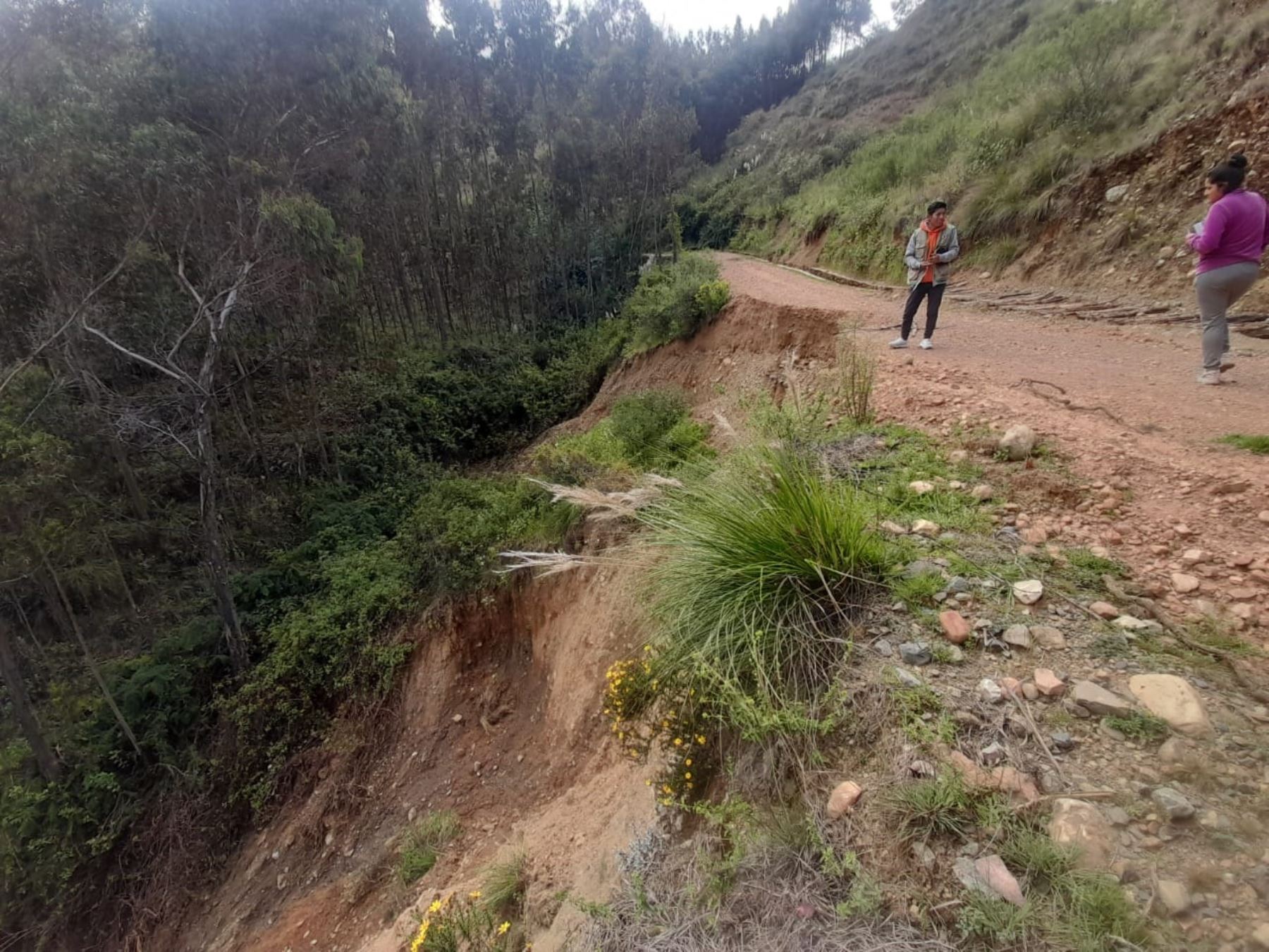 Colapsa 23 metros de plataforma vial de camino vecinal en el distrito de Shilla, ubicado en la provincia de Carhuaz, región Áncash. ANDINA/Difusión