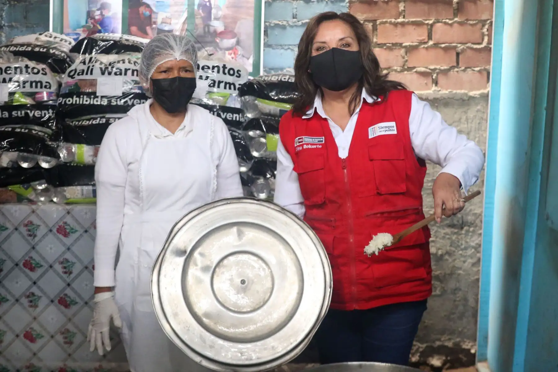 Ministra de Desarrollo e Inclusión Social, Dina  Boluarte visita la Olla Común "3 regiones" ubicado en el AA.HH José Gálvez en VMT. Foto: ANDINA/Eddy Ramos