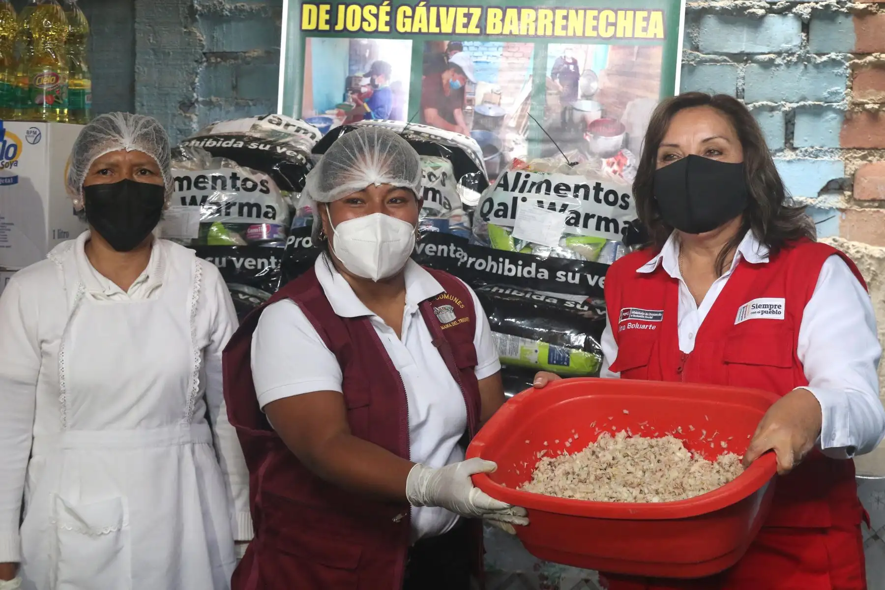 Ministra de Desarrollo e Inclusión Social, Dina  Boluarte visita la Olla Común "3 regiones" ubicado en el AA.HH José Gálvez en VMT. Foto: ANDINA/Eddy Ramos