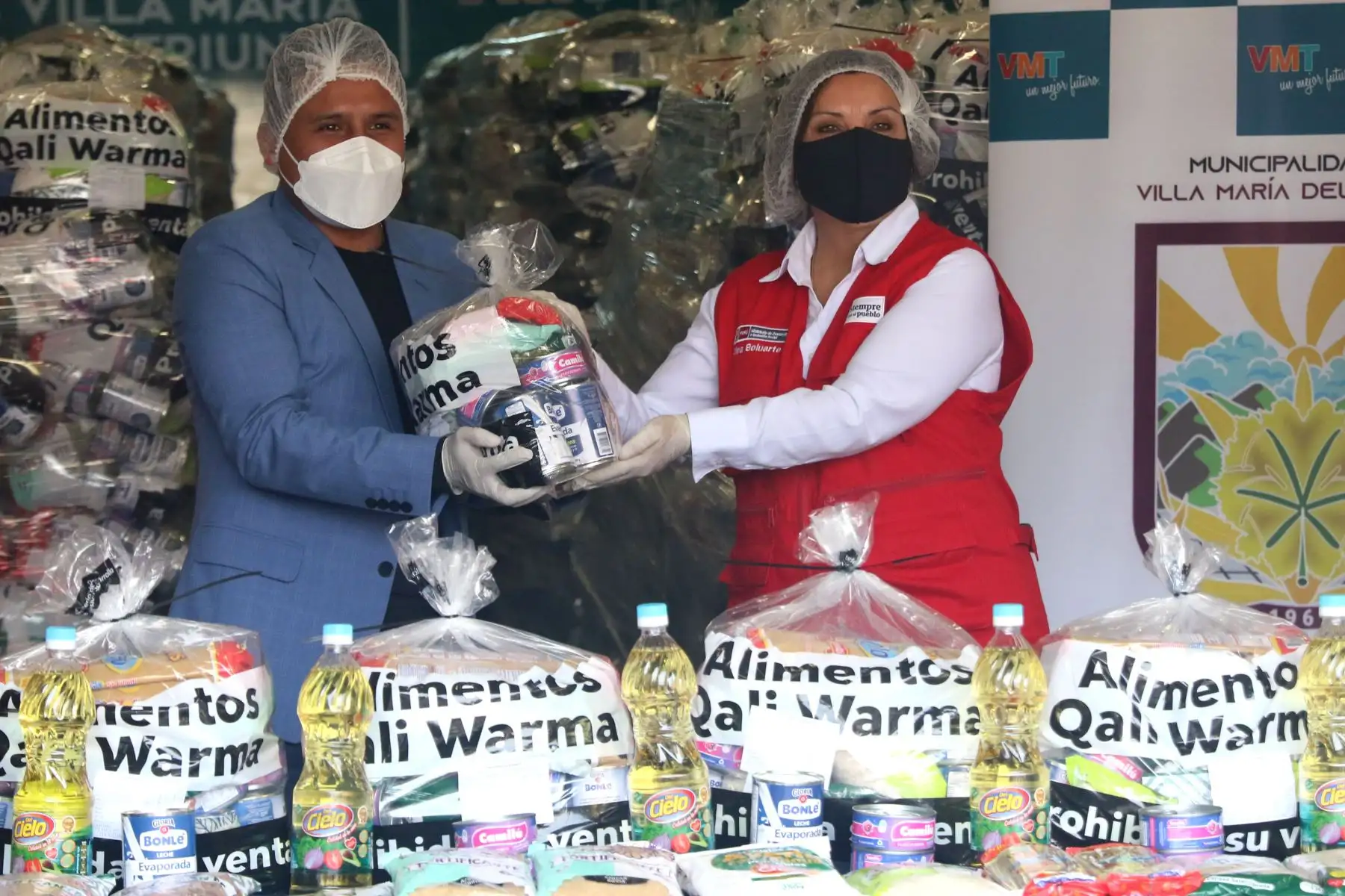 En la actividad participan la ministra de Desarrollo e Inclusión Social, Dina Ercilia Boluarte Zegarra; el alcalde de Villa María del Triunfo, Eloy Chávez Hernández; y el director ejecutivo del programa Qali Warma, Fredy Hinojosa Angulo. Foto: ANDINA/ Eddy Ramos