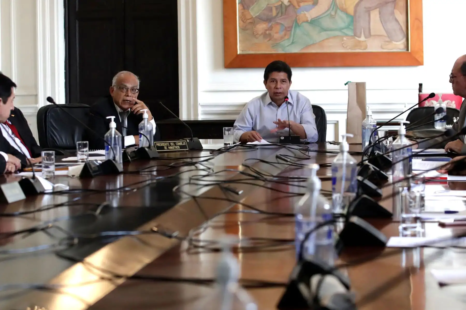 El presidente Pedro Castillo encabeza una sesión extraordinaria del Consejo de Ministros que tiene como agenda evaluar el proyecto de ley de consulta popular sobre una nueva Constitución Política del Perú. Foto: ANDINA/Prensa Presidencia