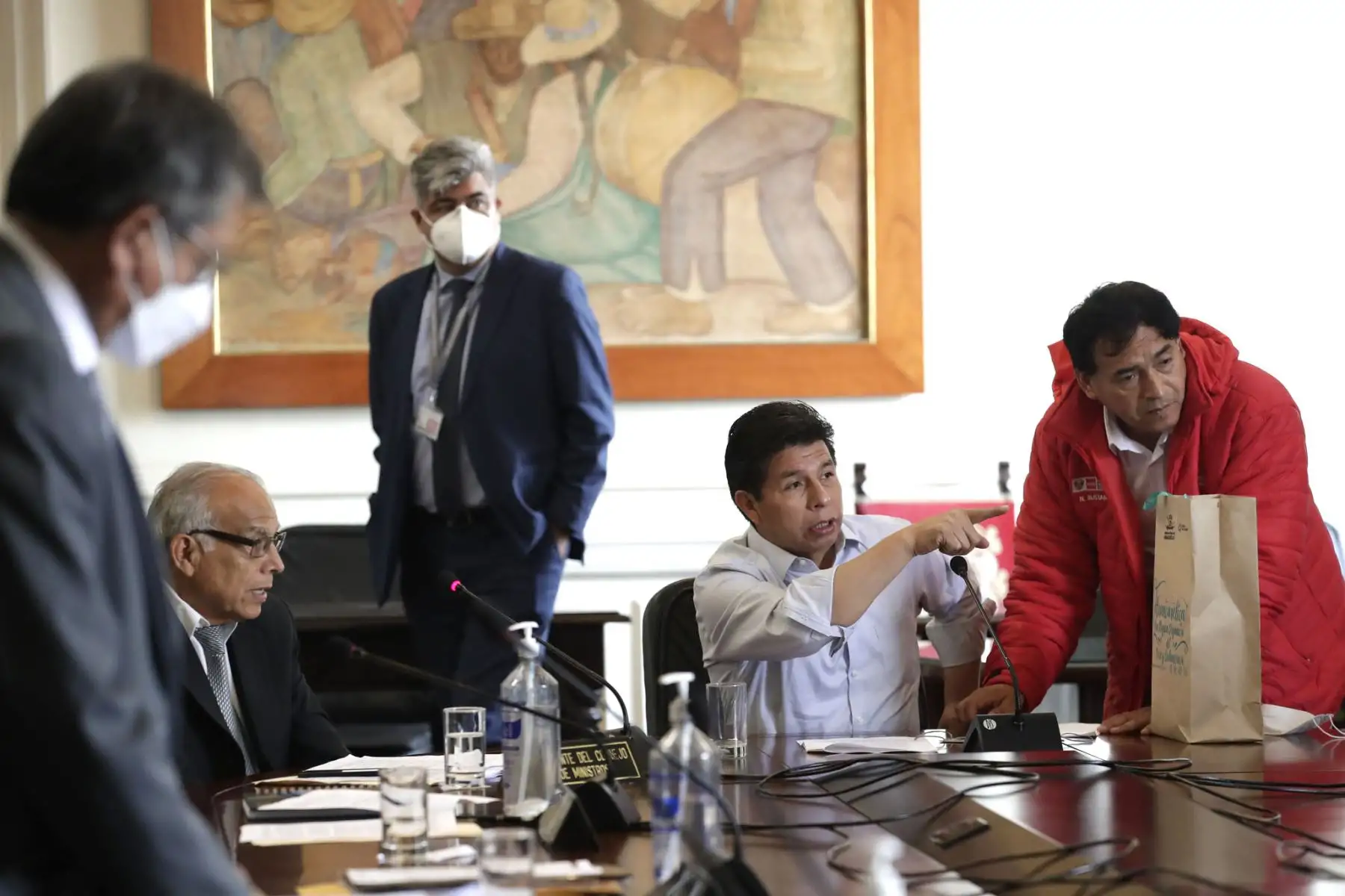 El presidente Pedro Castillo encabeza una sesión extraordinaria del Consejo de Ministros que tiene como agenda evaluar el proyecto de ley de consulta popular sobre una nueva Constitución Política del Perú. Foto: ANDINA/Prensa Presidencia