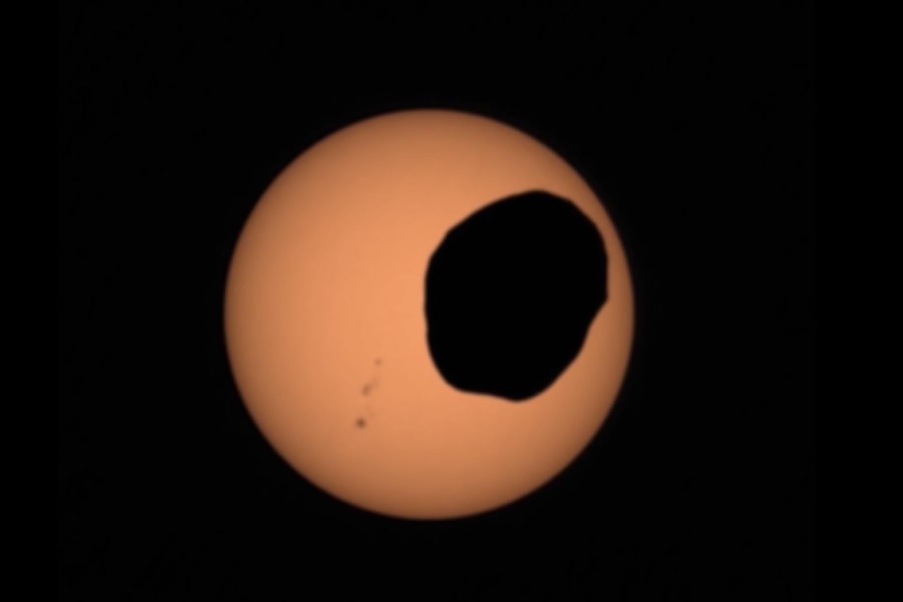 El rover Perseverance Mars de la NASA usó su cámara Mastcam-Z para grabar un vídeo de Fobos, una de las dos lunas de Marte, eclipsando al Sol. Es la observación más ampliada y con mayor velocidad de fotogramas de un eclipse solar de Fobos jamás tomada desde la superficie marciana. Foto:  NASA/JPL-Caltech/ASU/MSSS/SSI.