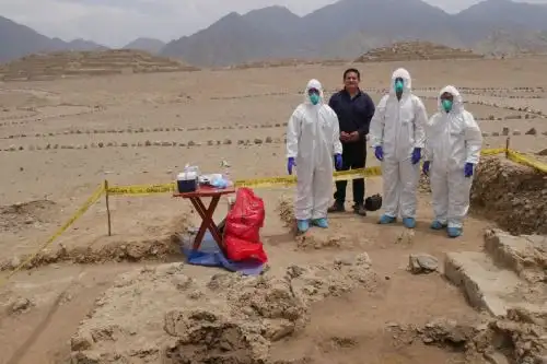 Se ha creado un laboratorio portátil de ADN antiguo, instalado en las zonas de excavaciones, para analizar el ADN de los coprolitos (heces petrificadas) de los antiguos pobladores de Caral de 5000 años de antigüedad. Foto: Concytec