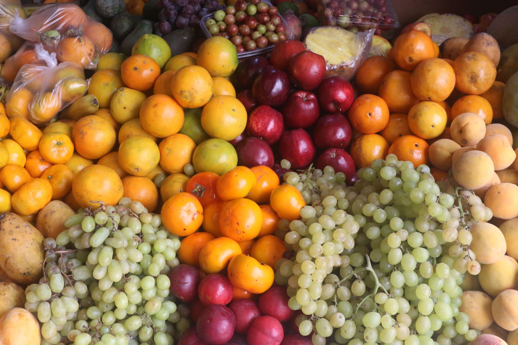 El Colegio de Nutricionistas del Perú recuerda que la insuficiente ingesta de frutas y verduras es uno de los diez factores de riesgo de mortalidad en el mundo y es causa del 19% del cáncer gastrointestinal. ANDINA/Eddy Ramos
