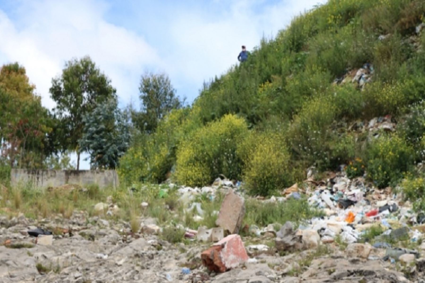Minam trabaja en recuperar área contaminada por residuos sólidos en Yauyos