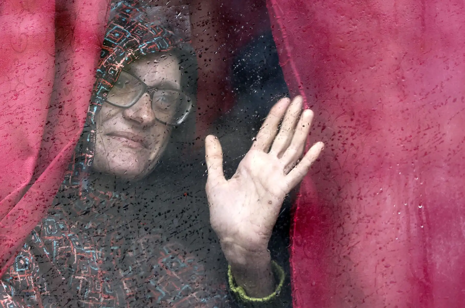 Una mujer se despide desde la ventana de un autobús cuando sale de Severodonetsk, en la región de Donbass, en el este de Ucrania mientras las tropas rusas intensificaban una campaña para tomar la ciudad portuaria estratégica de Mariupol, como parte de un ataque masivo anticipado en el este de Ucrania. Foto: AFP
