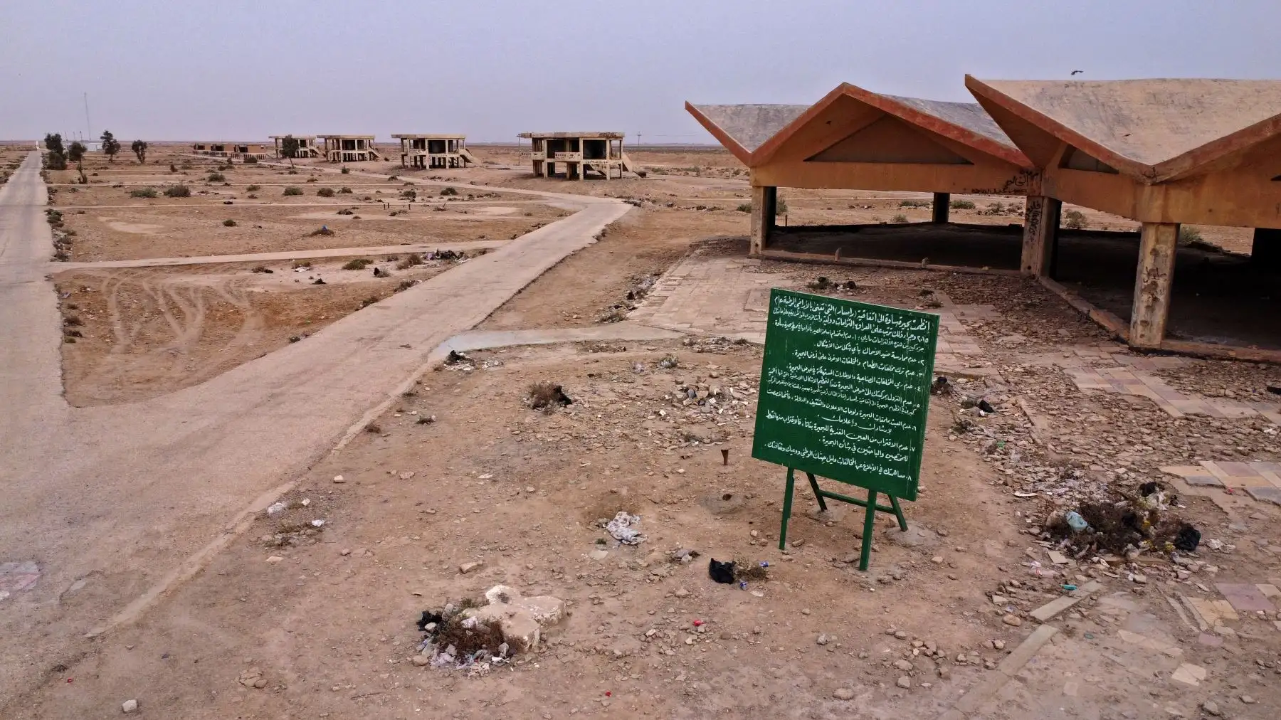 Esta vista aérea muestra el lago Sawa completamente seco debido a años de sequía en la provincia de al-Muthanna, en el sur de Irak, el 19 de abril de 2022.
Foto: ANDINA/AFP