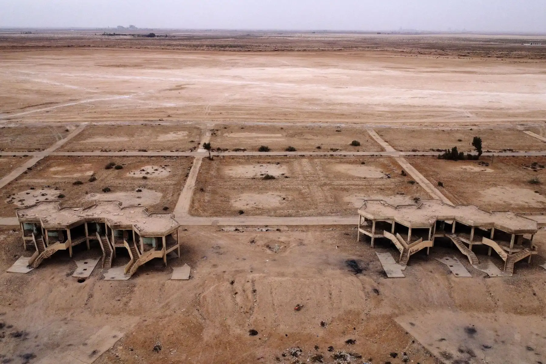 Una vista aérea muestra hoteles e instalaciones turísticas abandonados en el lago seco Sawa en la provincia de al-Muthanna, en el sur de Irak, el 19 de abril de 2022.
Foto: ANDINA/AFP