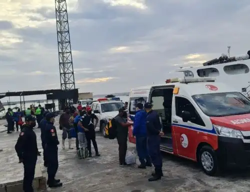 La Marina de Guerra rescata a pescadores que quedaron a la deriva en el mar de Piura durante 15 días.