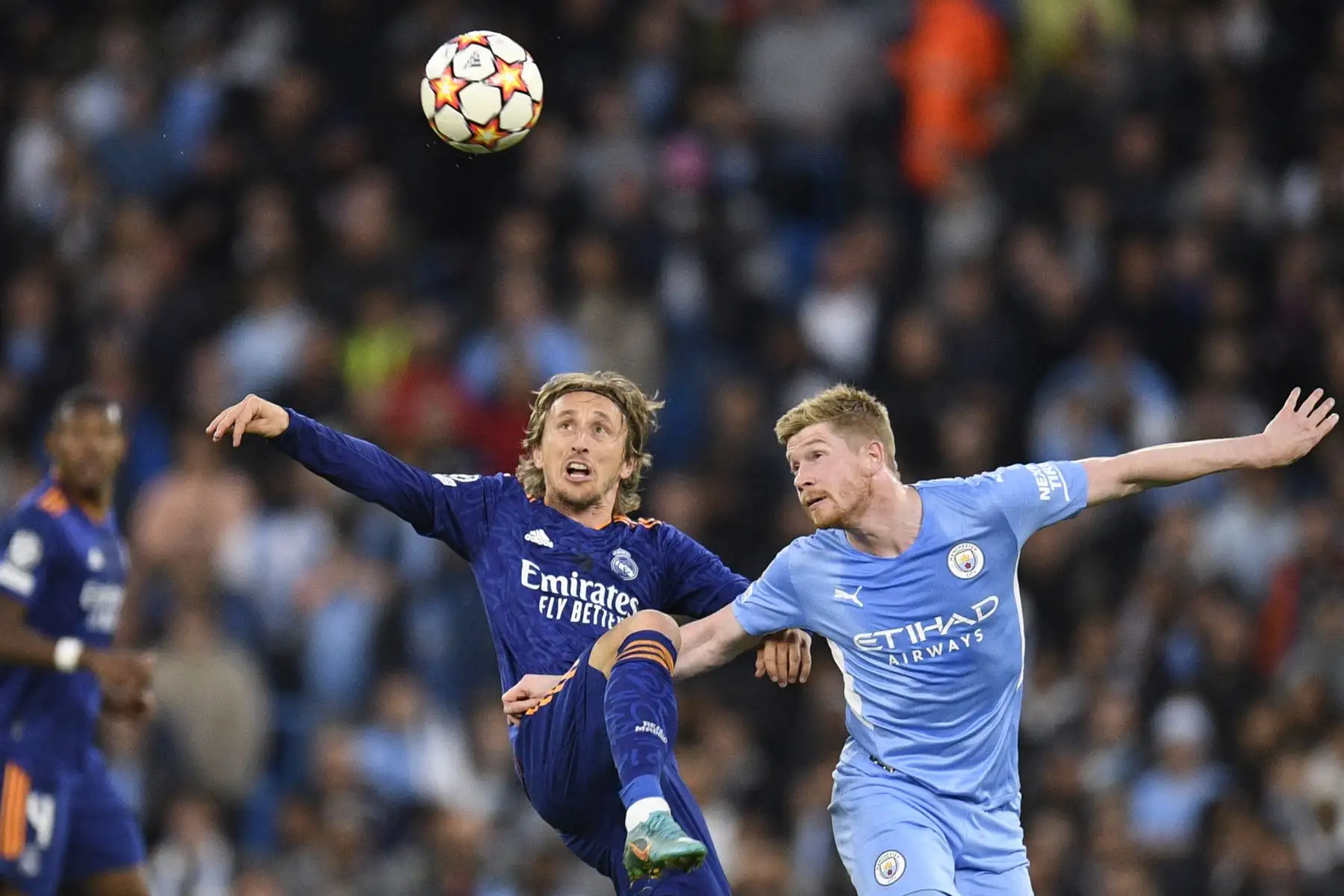 El centrocampista croata del Real Madrid, Luka Modric , lucha por el balón con el centrocampista belga del Manchester City, Kevin De Bruyne, durante el partido de ida de la semifinal de la Liga de Campeones de la UEFA entre el Manchester City y el Real Madrid.
Foto: AFP
