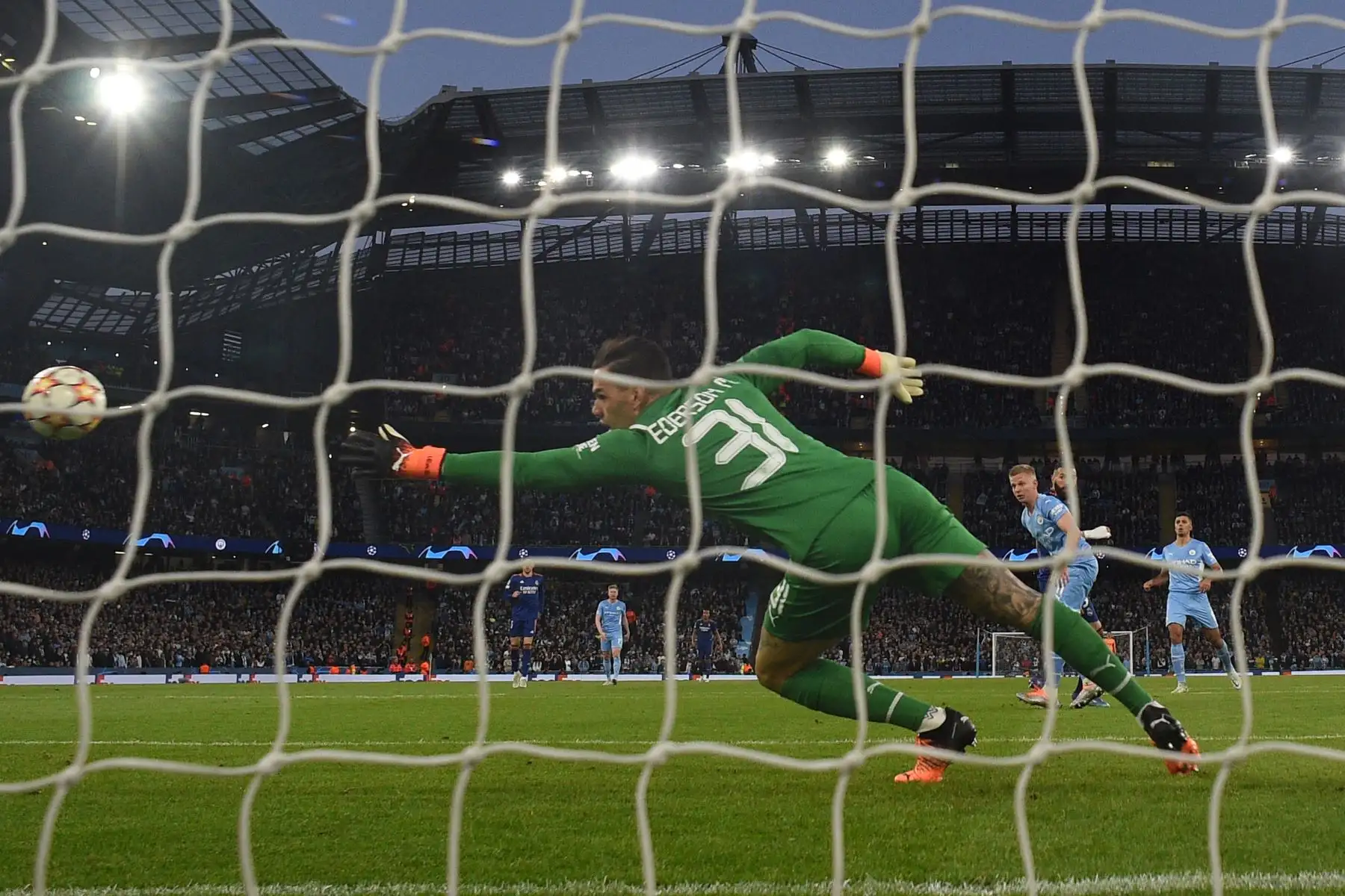El delantero francés del Real Madrid, Karim Benzema , supera al portero brasileño del Manchester City, Ederson, durante el partido de ida de la semifinal de la Liga de Campeones de la UEFA entre el Manchester City y el Real Madrid.
Foto: AFP