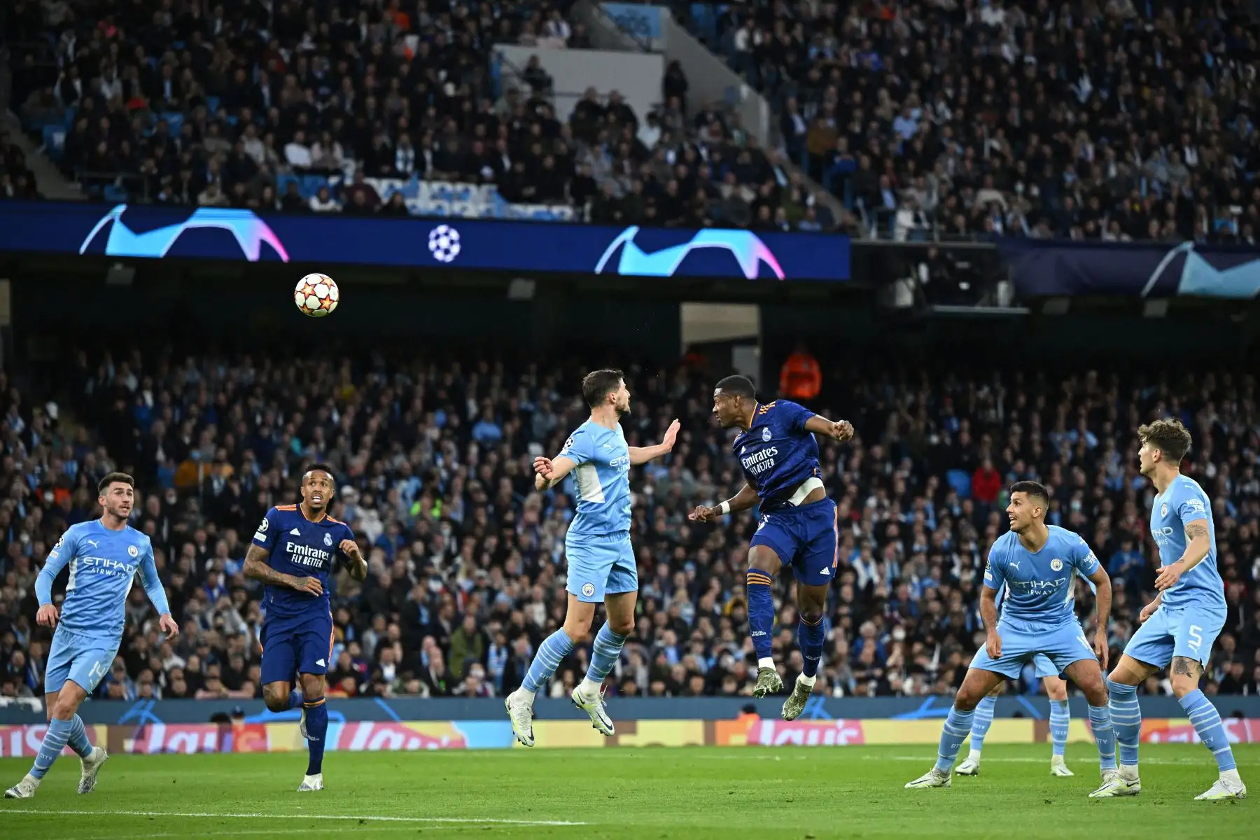El defensa austríaco del Real Madrid, David Alaba, cabecea el balón pero no logra anotar durante el partido de ida de la semifinal de la Liga de Campeones de la UEFA entre el Manchester City y el Real Madrid.
Foto: AFP