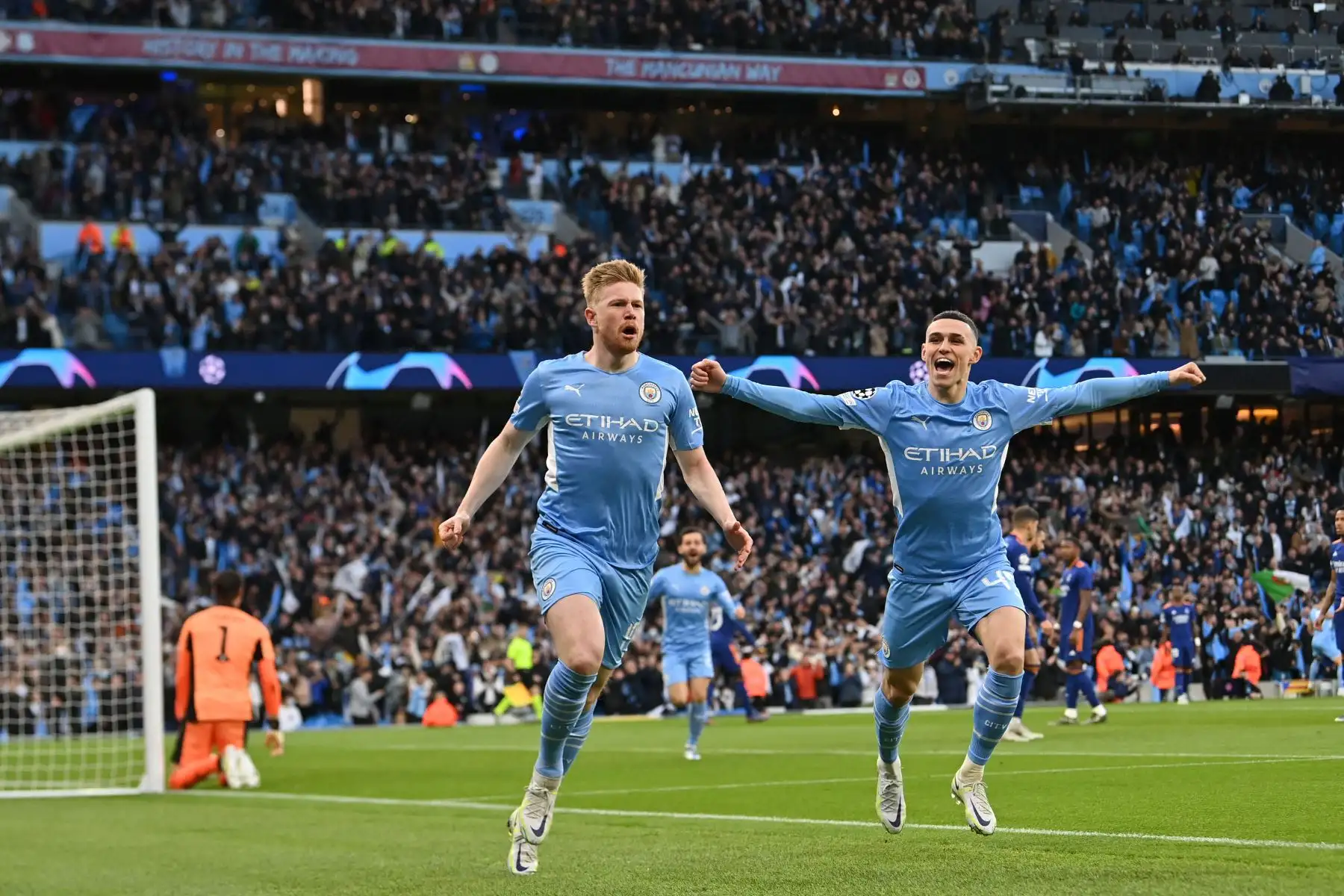 El mediocampista belga del Manchester City, Kevin De Bruyne , celebra después de marcar un gol durante el partido de ida de la semifinal de la Liga de Campeones de la UEFA entre el Manchester City y el Real Madrid.
Foto: AFP
