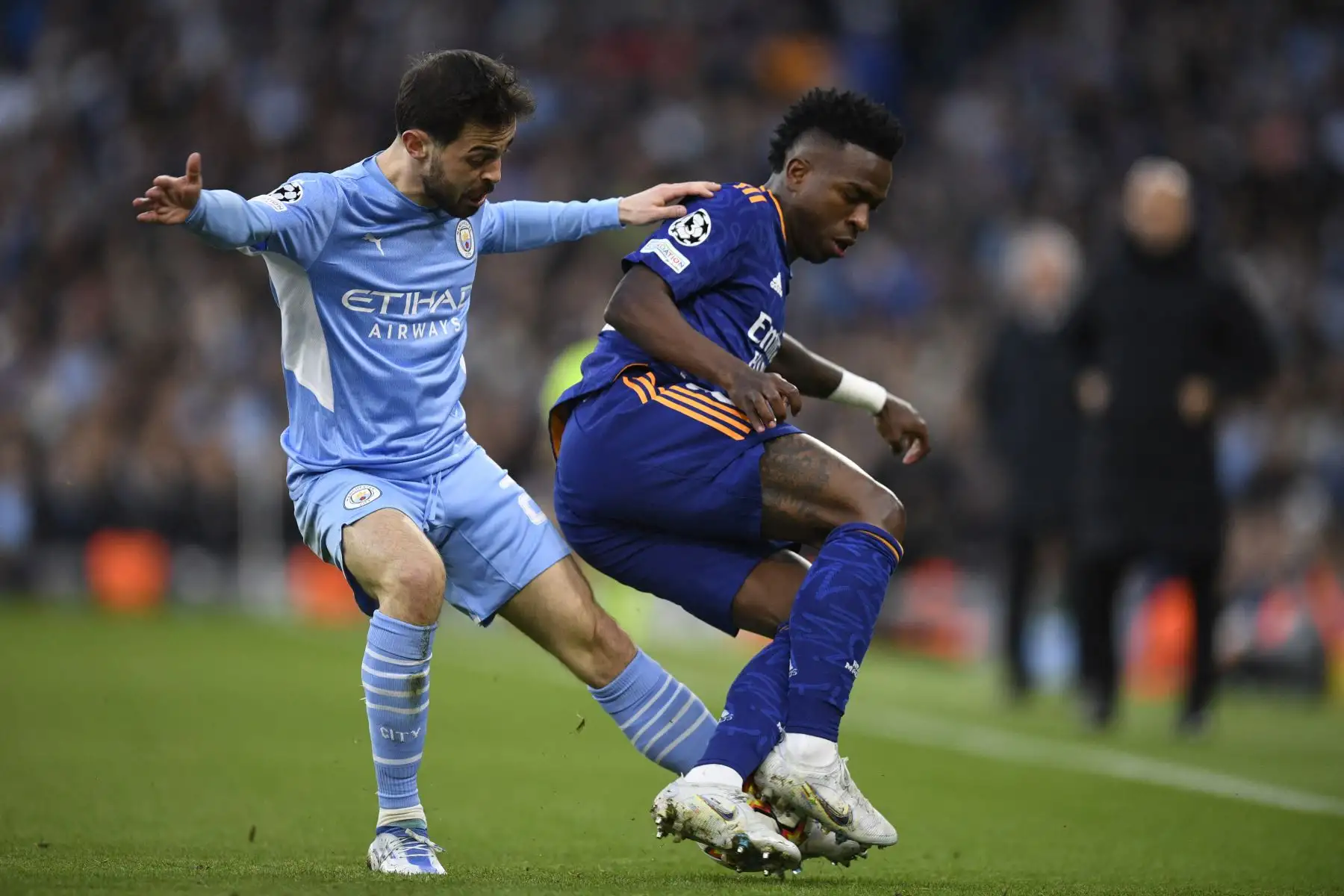 El mediocampista portugués del Manchester City Bernardo Silva  lucha por el balón con el delantero brasileño del Real Madrid Vinicius Junior durante el partido de ida de la semifinal de la Liga de Campeones de la UEFA entre el Manchester City y el Real Madrid.
Foto: AFP