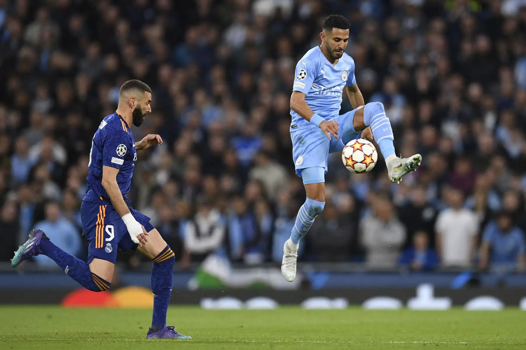 El mediocampista argelino del Manchester City, Riyad Mahrez , controla el balón junto al delantero francés del Real Madrid, Karim Benzema, durante el partido de ida de la semifinal de la Liga de Campeones de la UEFA entre el Manchester City y el Real Madrid.
Foto: AFP