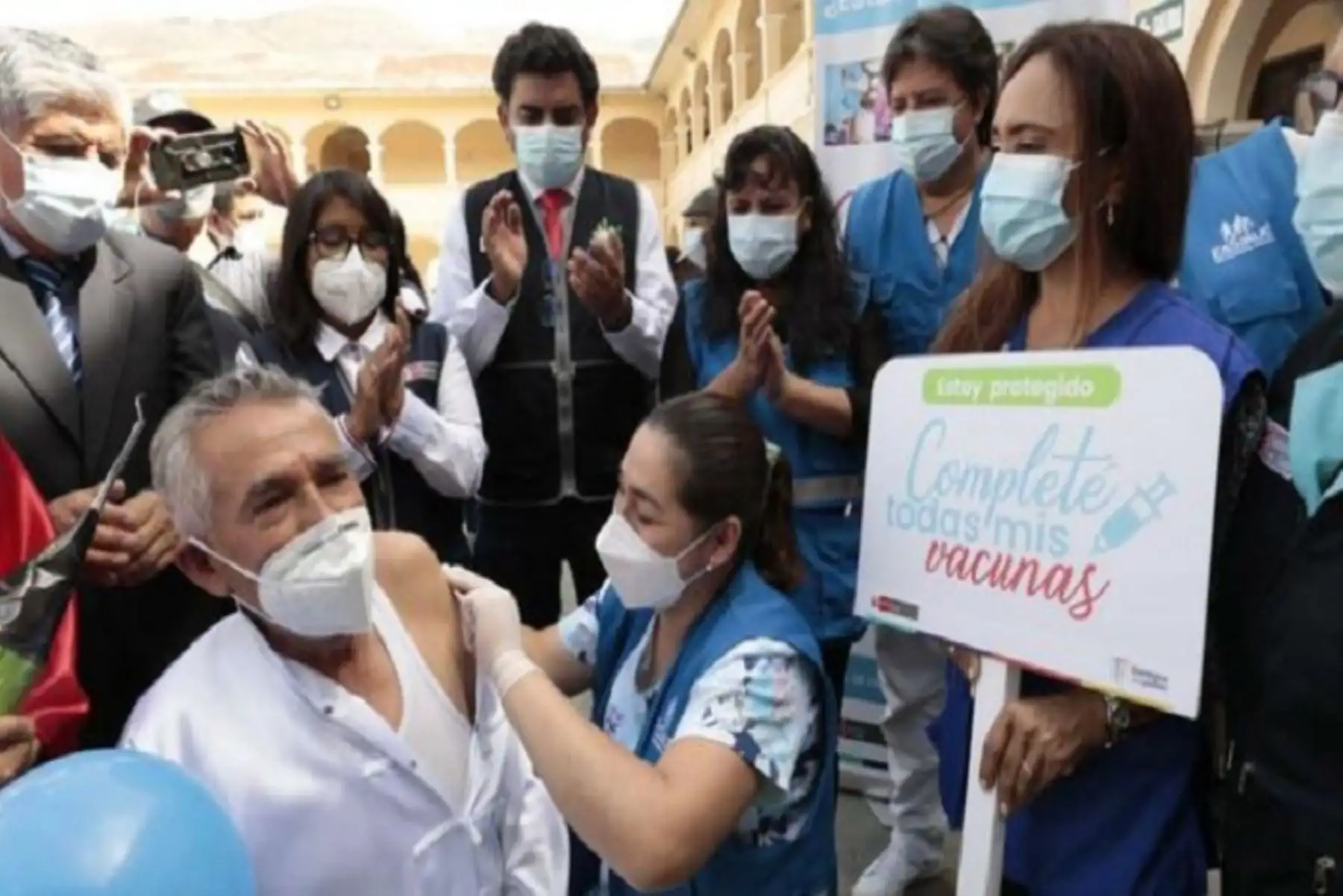 La ceremonia de lanzamiento se realizó en la Gran Unidad Escolar Leoncio Prado y de manera simbólica se vacunó a dos niños, dos adolescentes, dos adultos mayores y al personal de salud de la región con la cuarta dosis contra el covid-19.
