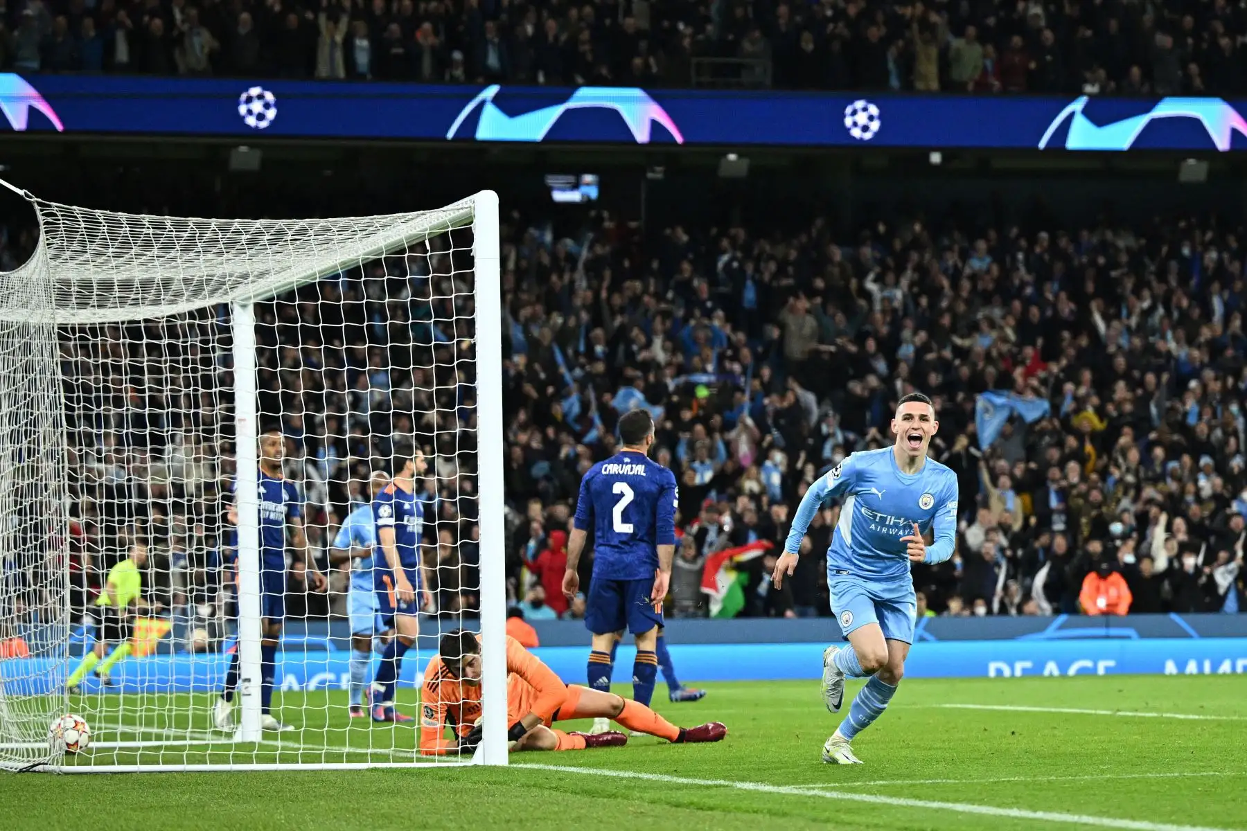 El centrocampista inglés del Manchester City, Phil Foden, celebra después de anotar el tercer gol de su equipo durante el partido de ida de la semifinal de la Liga de Campeones de la UEFA entre el Manchester City y el Real Madrid.
Foto: AFP