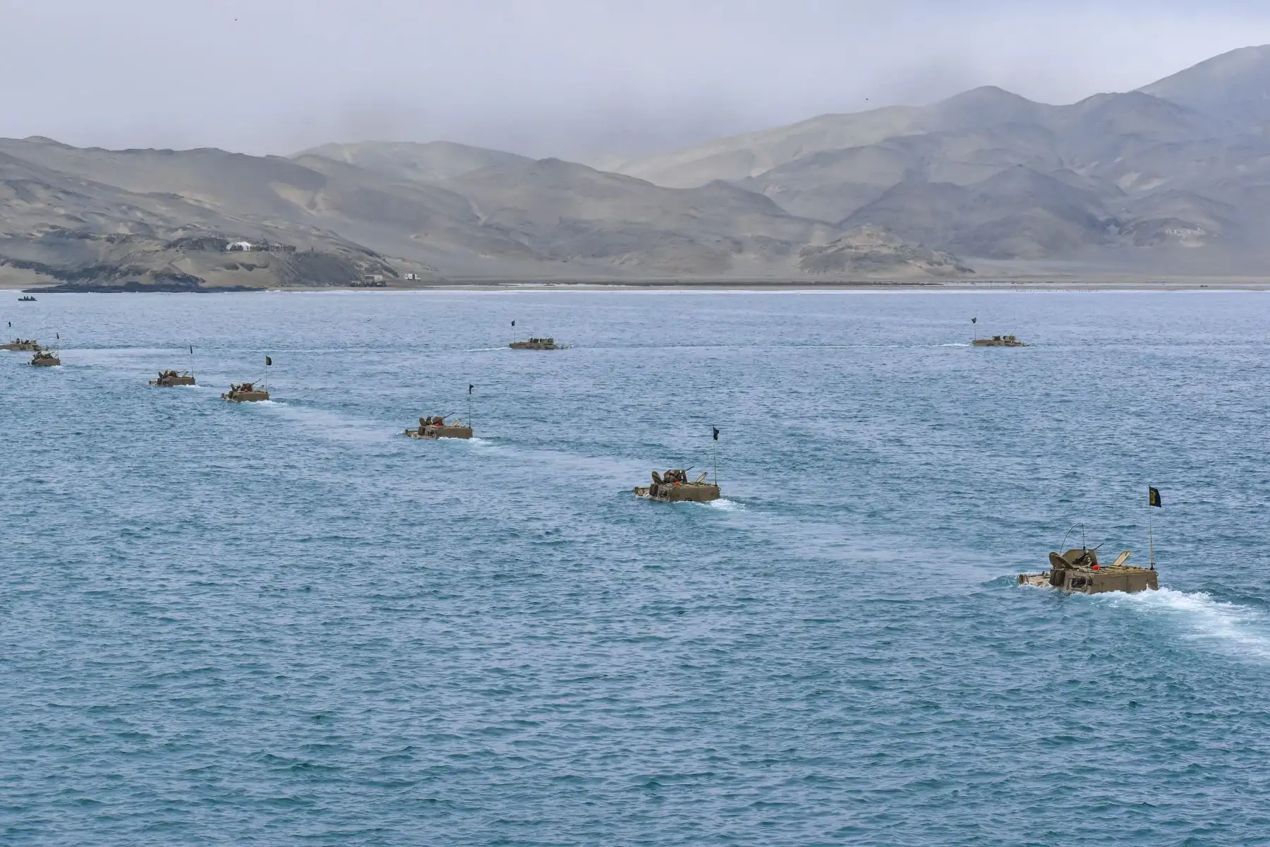 Como parte de su programa anual entrenamiento, entre el 20 al 26 de abril, las fuerzas navales apoyados con medios guardacostas, conformaron la Fuerza de Tarea 80, para ejecutar el Ejercicio Operacional “Vencedor”, el mismo que se desarrolló por mar, tierra y aire, desplegando unidades de superficie, submarinas, aeronavales y más de 2700 marinos. 
Foto: ANDINA/ Difusión