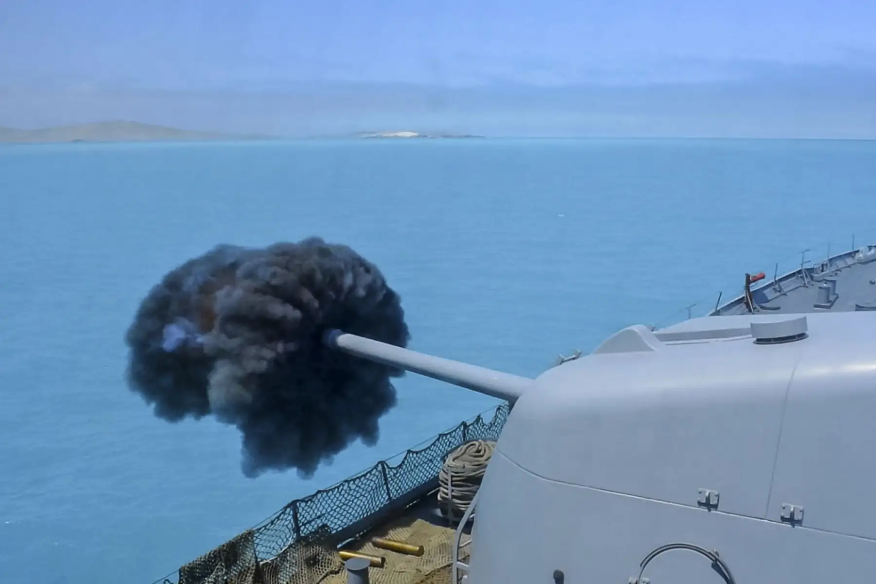 Durante este entrenamiento, las fuerzas navales desarrollaron y potenciaron sus capacidades operacionales, realizando ejercicios en diferentes áreas de la guerra naval, destacándose ejercicios de tiro contra objetivos terrestres, de superficie y aéreos; operaciones submarinas; operaciones anfibias; operaciones especiales; operaciones de interdicción marítima; operaciones aéreas, reaprovisionamiento general en la mar, entre otras.
Foto: ANDINA/ Difusión