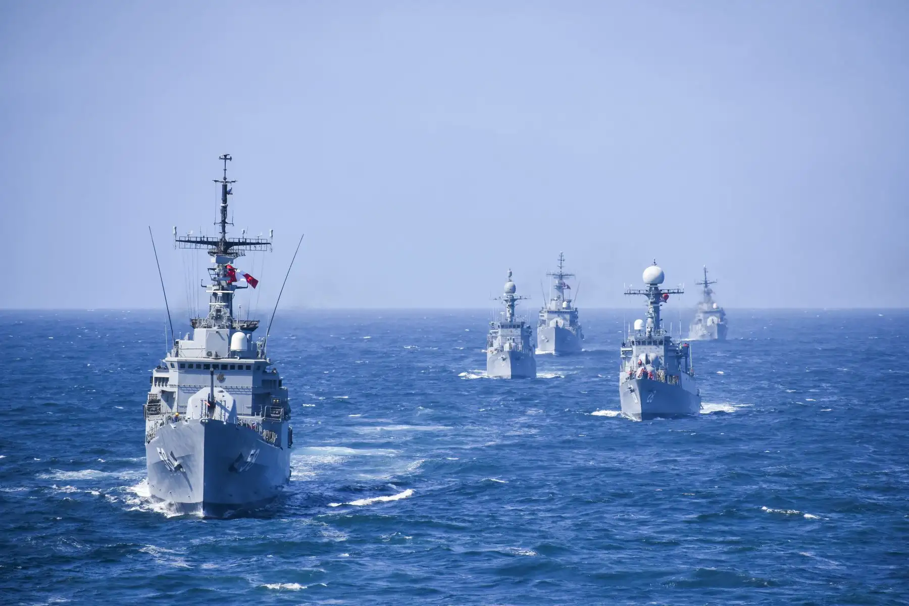Como parte de su programa anual entrenamiento, entre el 20 al 26 de abril, las fuerzas navales apoyados con medios guardacostas, conformaron la Fuerza de Tarea 80, para ejecutar el Ejercicio Operacional “Vencedor”, el mismo que se desarrolló por mar, tierra y aire, desplegando unidades de superficie, submarinas, aeronavales y más de 2700 marinos. 
Foto: ANDINA/ Difusión