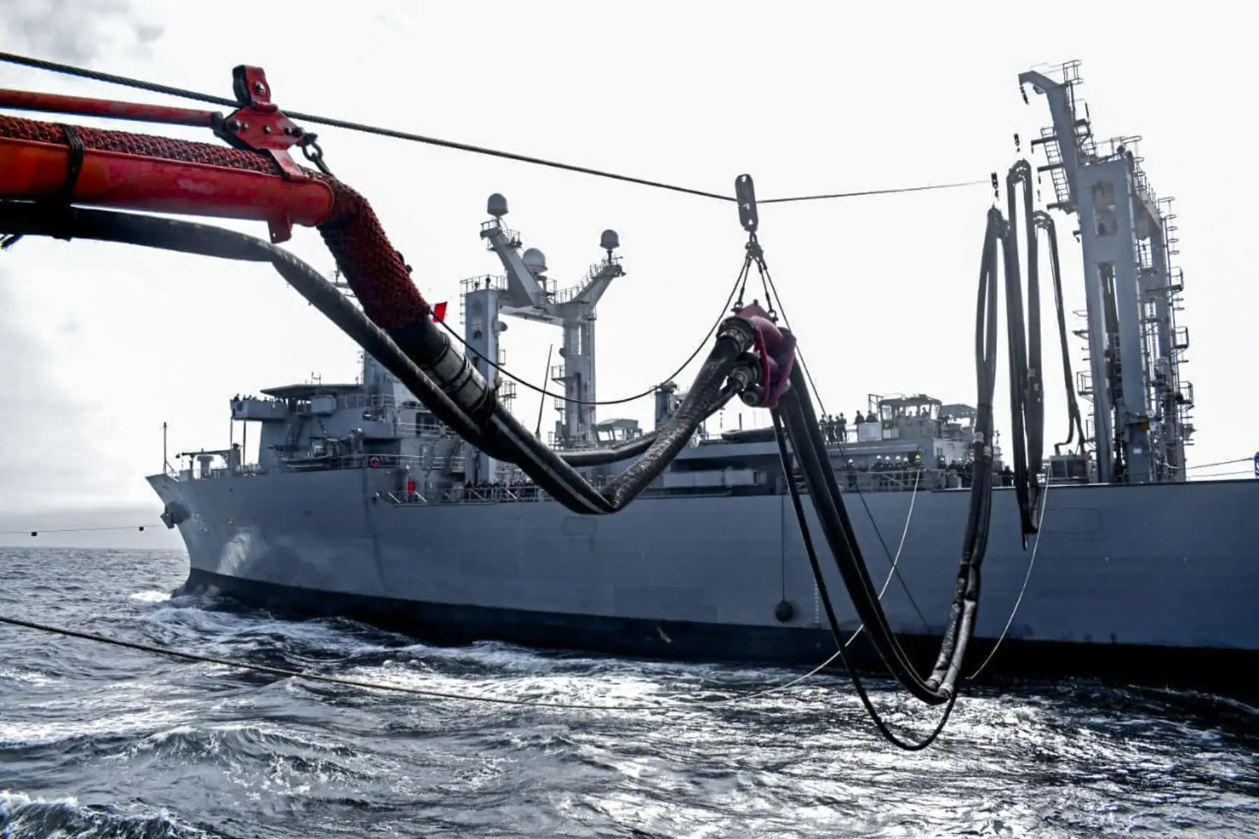 Durante este entrenamiento, las fuerzas navales desarrollaron y potenciaron sus capacidades operacionales, realizando ejercicios en diferentes áreas de la guerra naval, destacándose ejercicios de tiro contra objetivos terrestres, de superficie y aéreos; operaciones submarinas; operaciones anfibias; operaciones especiales; operaciones de interdicción marítima; operaciones aéreas, reaprovisionamiento general en la mar, entre otras.
Foto: ANDINA/ Difusión