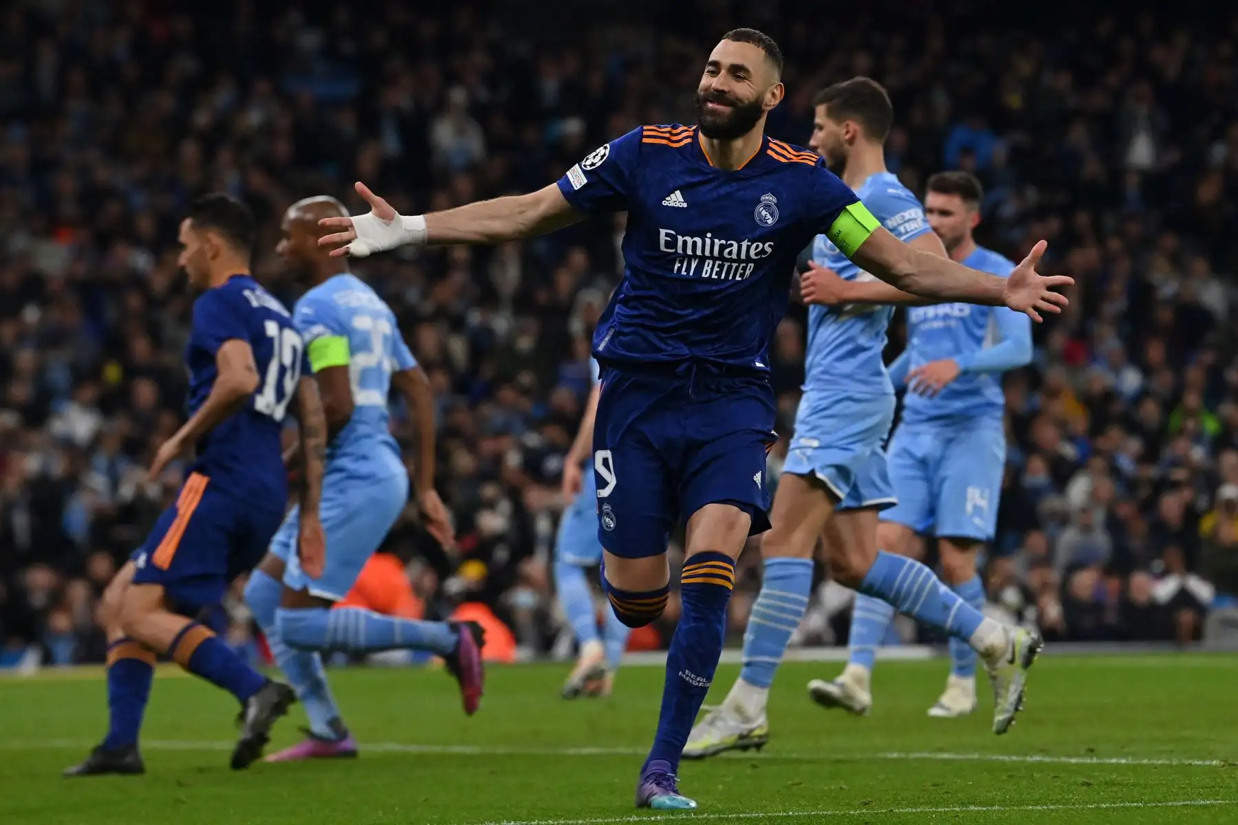 El delantero francés del Real Madrid, Karim Benzema, celebra después de anotar un tiro penal y el tercer gol de su equipo durante el partido de ida de la semifinal de la Liga de Campeones de la UEFA entre el Manchester City y el Real Madrid.
Foto: AFP