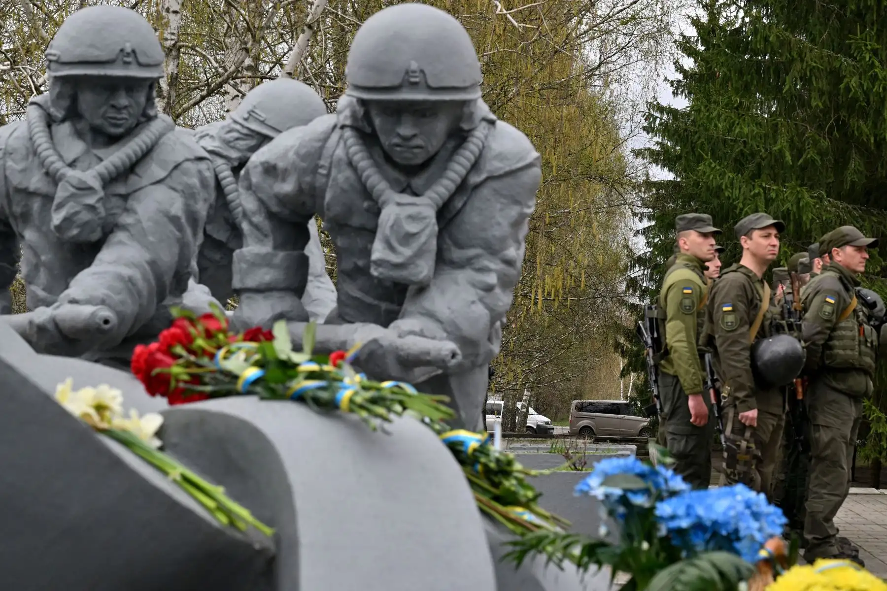 Militares ucranianos junto al monumento en Chernobyl para rendir homenaje a los bomberos que murieron durante el desastre de Chernobyl en 1986 en la planta de energía nuclear de Chernobyl.
Foto: AFP