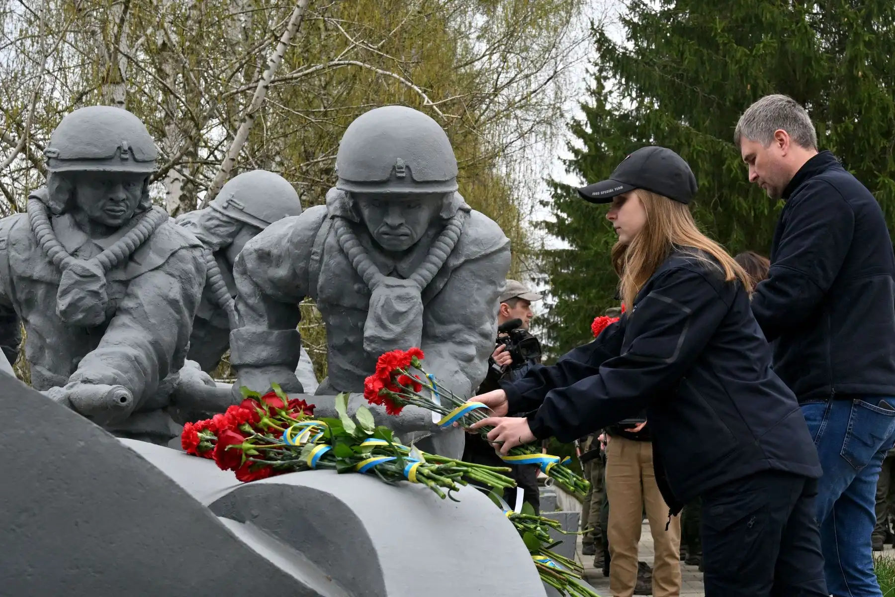 La gente deposita flores en el monumento en Chernobyl para rendir homenaje a los bomberos que murieron durante el desastre de Chernobyl de 1986 en la planta de energía nuclear de Chernobyl,
Foto: AFP