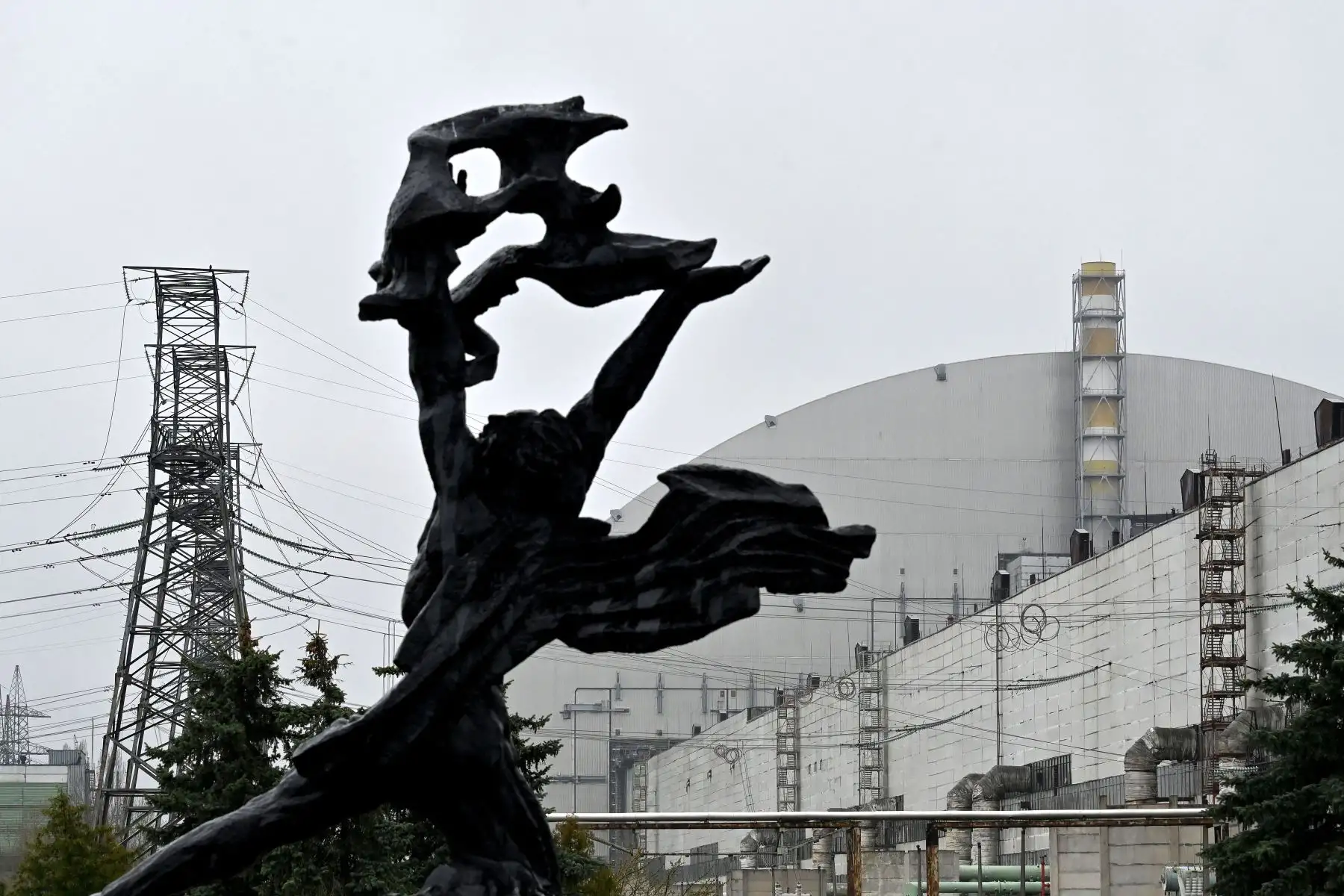 Esta fotografía tomada el 26 de abril de 2022 muestra el nuevo confinamiento seguro en la planta de energía nuclear de Chernobyl que cubre la unidad del reactor número 4, en el 36 aniversario del peor desastre nuclear del mundo. 
Foto: AFP