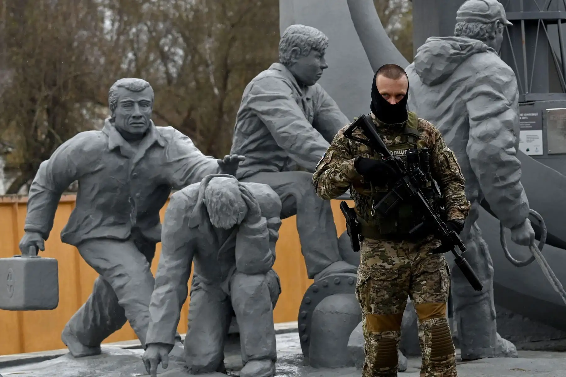 Un militar ucraniano hace guardia junto al monumento en homenaje a los bomberos que murieron durante el desastre de Chernobyl en la planta de energía nuclear de Chernobyl.
Foto: AFP