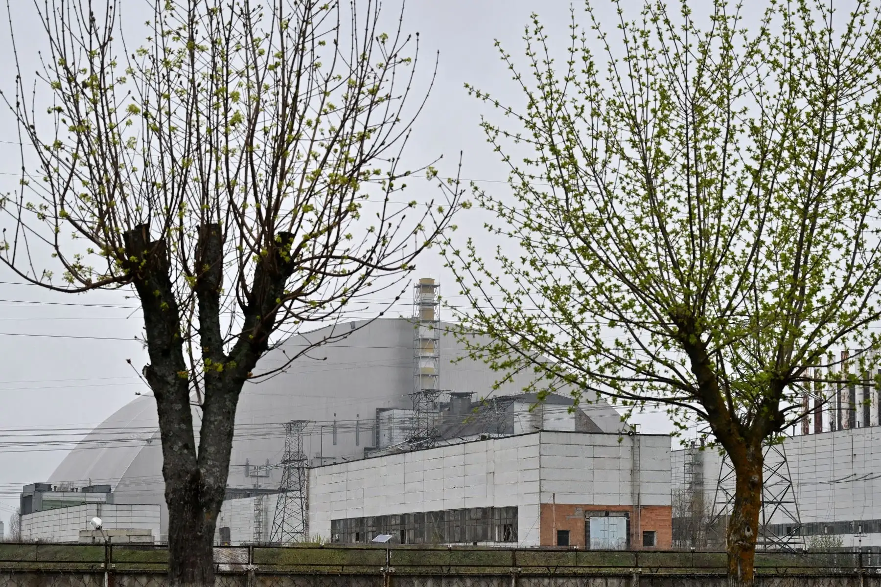 Esta fotografía tomada el 26 de abril de 2022 muestra el nuevo confinamiento seguro en la planta de energía nuclear de Chernobyl que cubre la unidad del reactor número 4, en el 36 aniversario del peor desastre nuclear del mundo. 
Foto: AFP