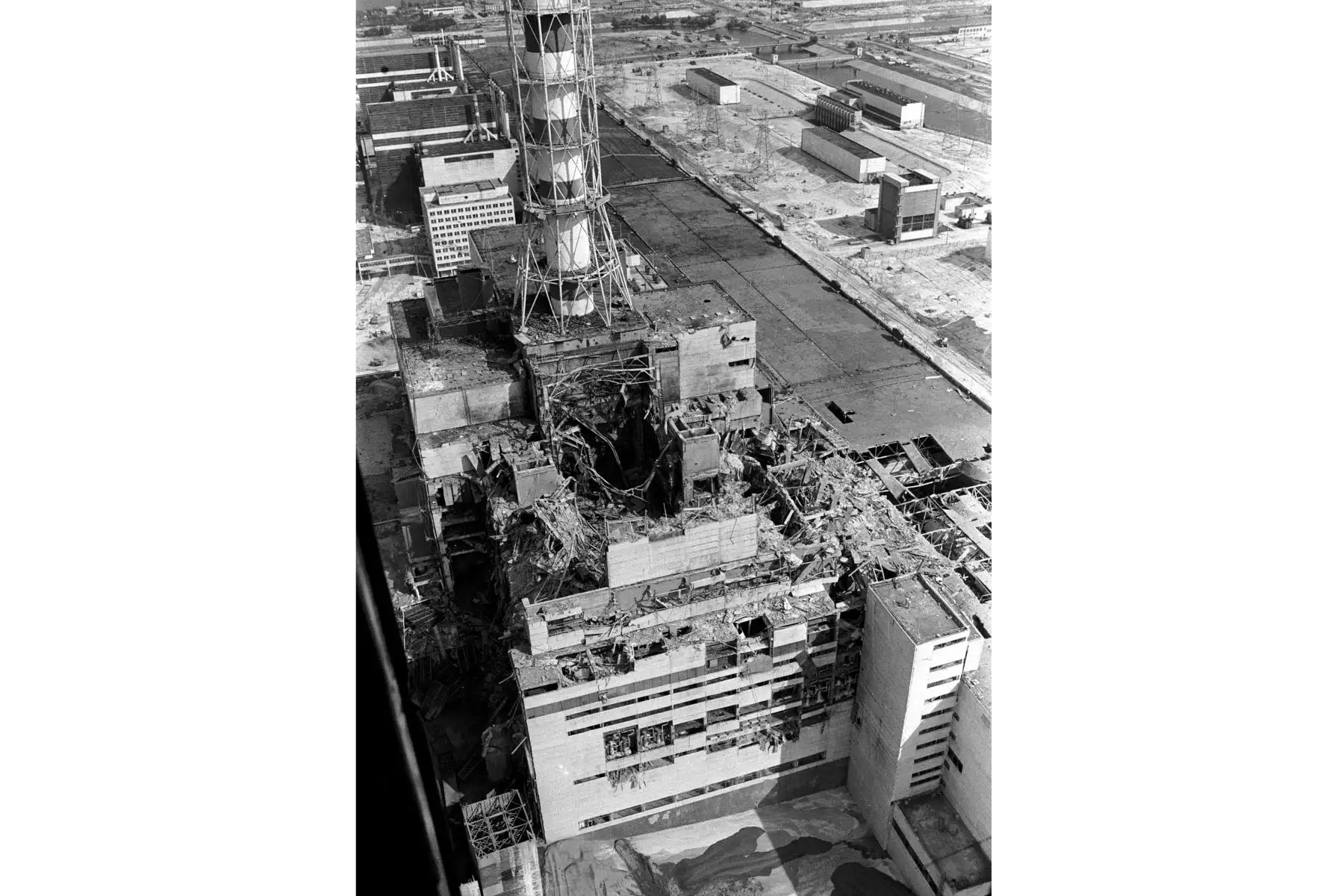 Fotografía tomada desde un helicóptero en abril de 1986 que muestra una vista general del cuarto bloque de energía destruido de la central nuclear de Chernobyl, pocos días después de la catástrofe. 
Foto: AFP