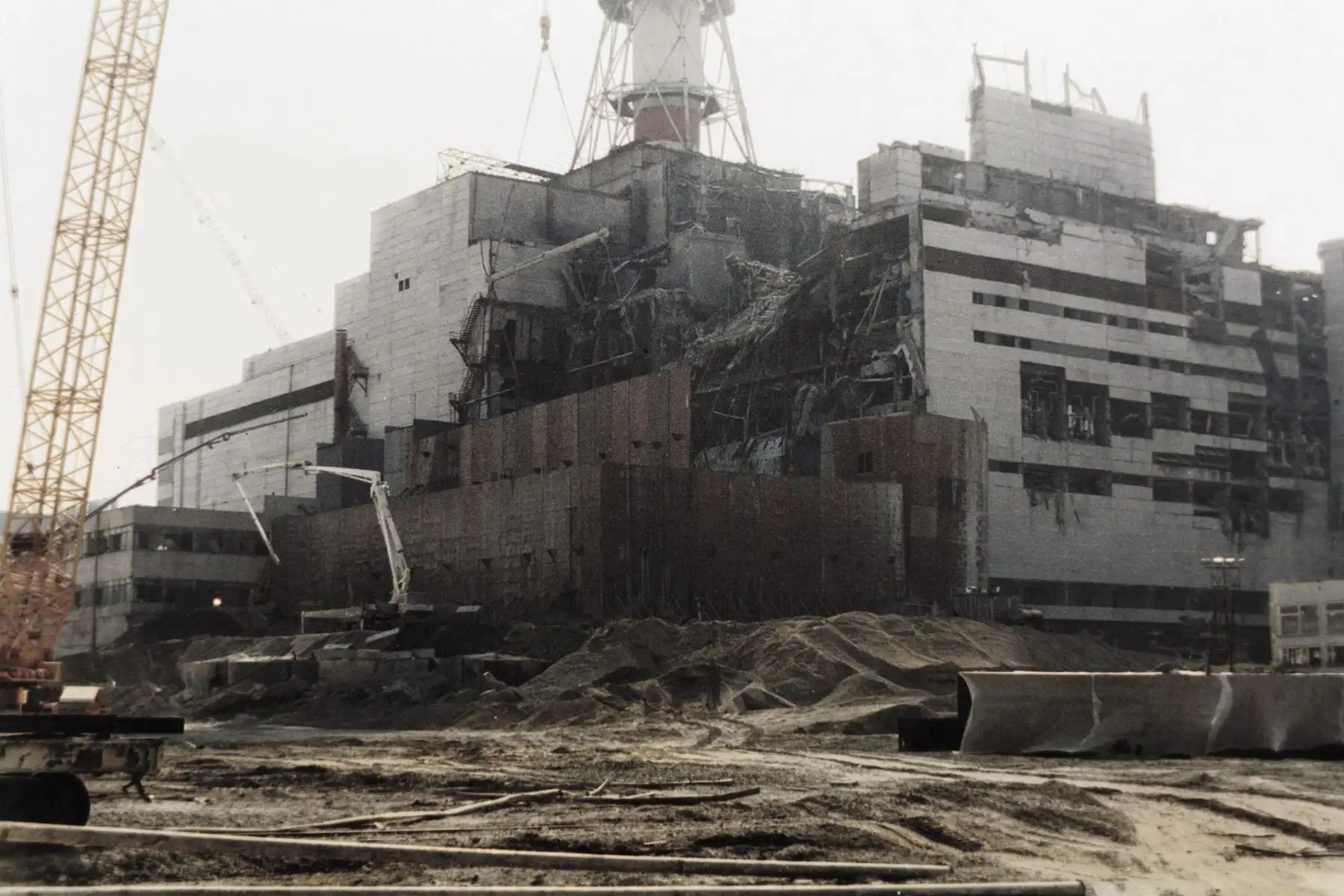 Imagen tomada  el 5 de agosto de 1986, que muestra las reparaciones que se están realizando en la planta nuclear de Chernobyl en Rusia, tras una gran explosión el 26 de abril de 1996 que, según las estadísticas oficiales, afectó a 3.235.984 ucranianos y envió nubes radiactivas por toda Europa.
Foto: AFP
