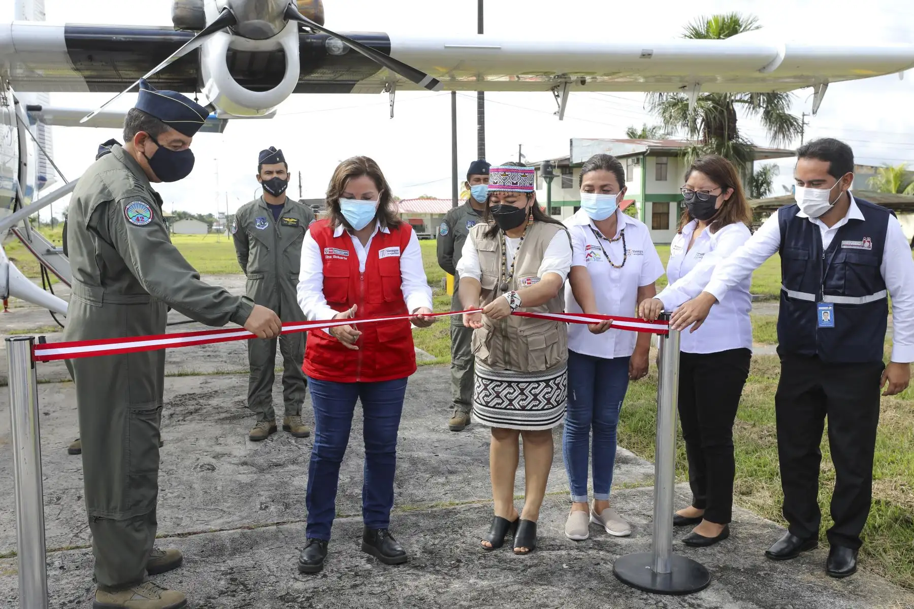 La ministra de Desarrollo e Inclusión Social, Dina Boluarte Zegarra, presidió en la ciudad de Iquitos la ceremonia simbólica de despegue de dos hidroaviones de la FAP que acercarán atenciones del Estado que contribuyan a la mejora de la calidad de vida de familias en condición de vulnerabilidad. 
Foto: ANDINA/MIDIS