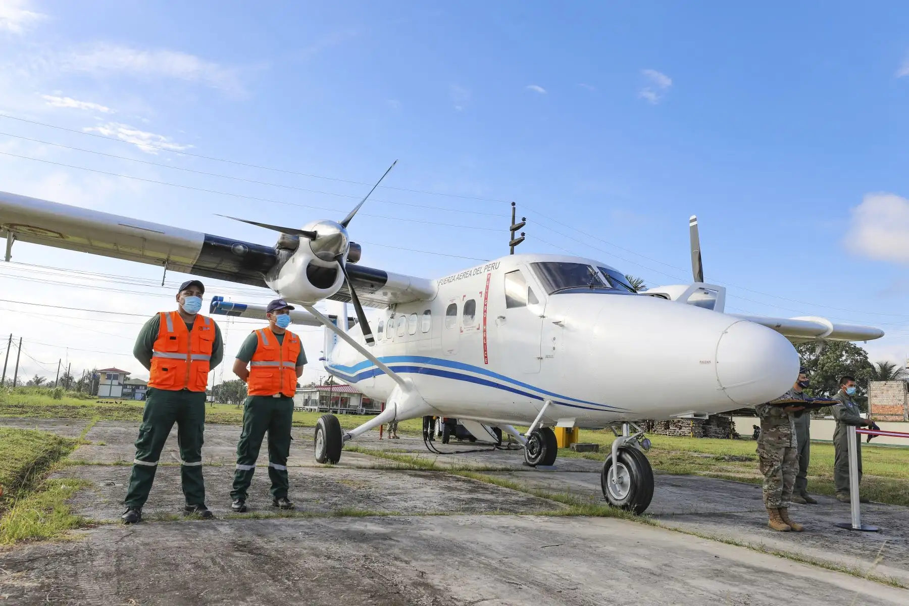 La ministra de Desarrollo e Inclusión Social, Dina Boluarte Zegarra, presidió en la ciudad de Iquitos la ceremonia simbólica de despegue de dos hidroaviones de la FAP que acercarán atenciones del Estado que contribuyan a la mejora de la calidad de vida de familias en condición de vulnerabilidad. 
Foto: ANDINA/MIDIS