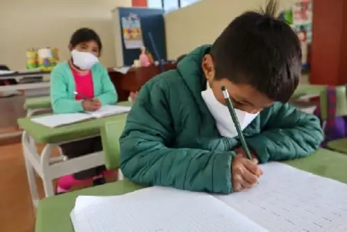Del total de alumnos de familias usuarias de Juntos, 13,746 retornaron a las aulas del nivel secundario, 19,001 a primaria y 6,988 niños a nivel inicial, jardín, cuna y programas no escolarizados.