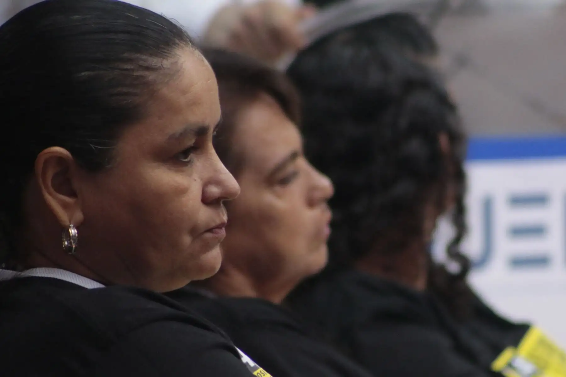 Las familias de las víctimas escuchan a ex miembros de las Fuerzas Armadas de Colombia durante una audiencia organizada por la Jurisdicción Especial para la Paz  en Ocaña, Colombia.
Diez miembros retirados de las fuerzas armadas colombianas  confiesan su  responsabilidad por el asesinato de 120 civiles.
Foto: AFP