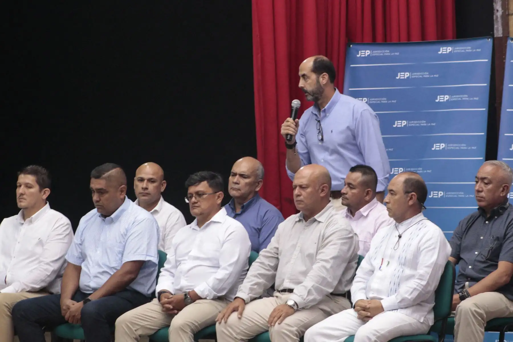 Exmiembros de las Fuerzas Armadas de Colombia hablan frente a las familias de las víctimas durante una audiencia organizada por la Jurisdicción Especial para la Paz en Colombia.
Diez miembros retirados de las fuerzas armadas colombianas confiesan ser responsables del asesinato de 120 civiles.
Foto: AFP