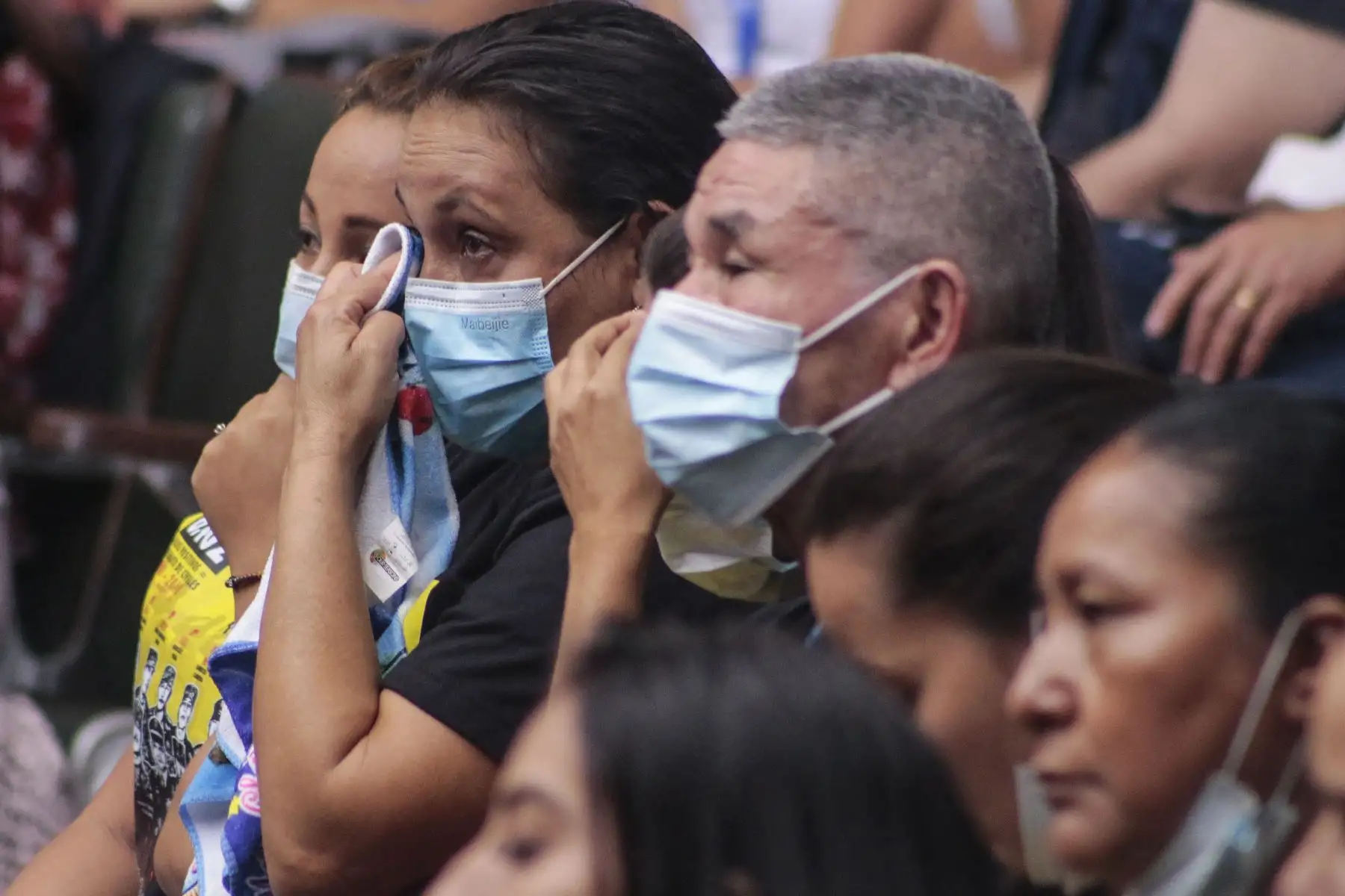Las familias de las víctimas escuchan a ex miembros de las Fuerzas Armadas de Colombia durante una audiencia organizada por la Jurisdicción Especial para la Paz  en Ocaña, Colombia.
Diez miembros retirados de las fuerzas armadas colombianas  confiesan su  responsabilidad por el asesinato de 120 civiles.
Foto: AFP