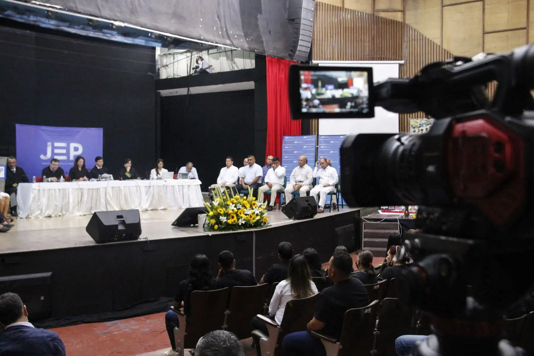 Exmiembros de las Fuerzas Armadas de Colombia hablan frente a las familias de las víctimas durante una audiencia organizada por la Jurisdicción Especial para la Paz en Colombia.
Diez miembros retirados de las fuerzas armadas colombianas confiesan ser responsables del asesinato de 120 civiles.
Foto: AFP