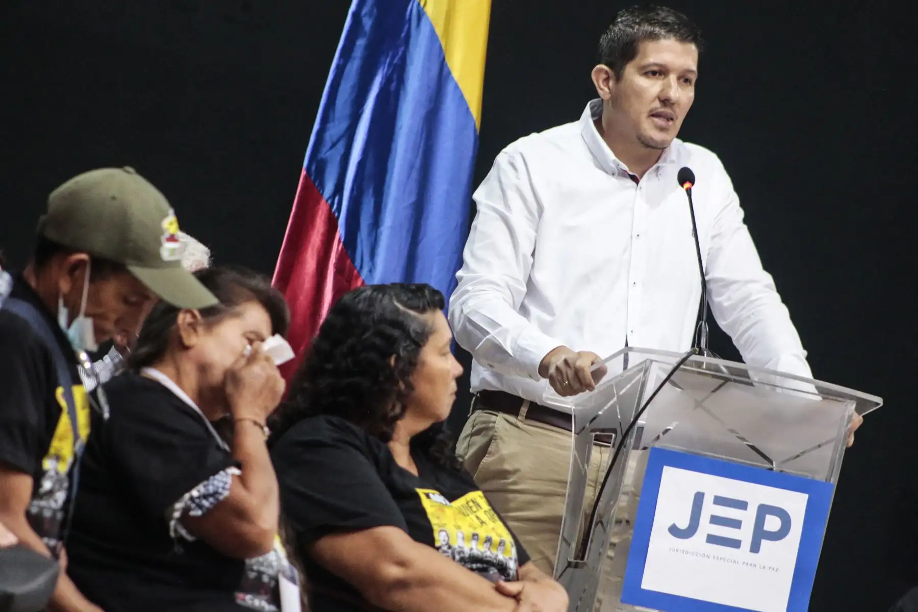 El exmiembro de las Fuerzas Armadas de Colombia Guillermo Gutiérrez (R) habla junto a las familias de las víctimas durante una audiencia organizada por la Jurisdicción Especial para la Paz  en Ocaña, Colombia.
Foto: AFP