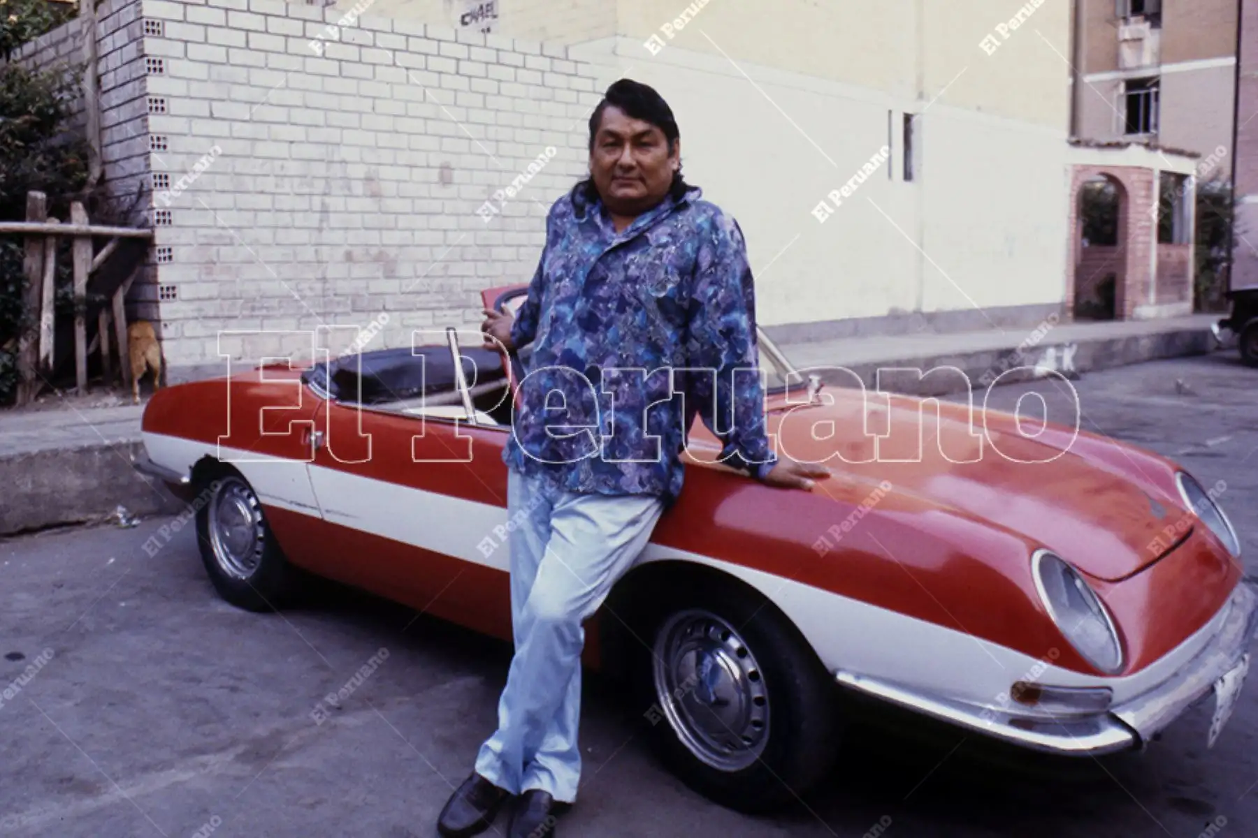 Lima - 1990 aprox / Cantante Lorenzo Palacios "Chacalón" en una entrevista para el diario La Tercera. 
Foto: Archivo Histórico de El Peruano