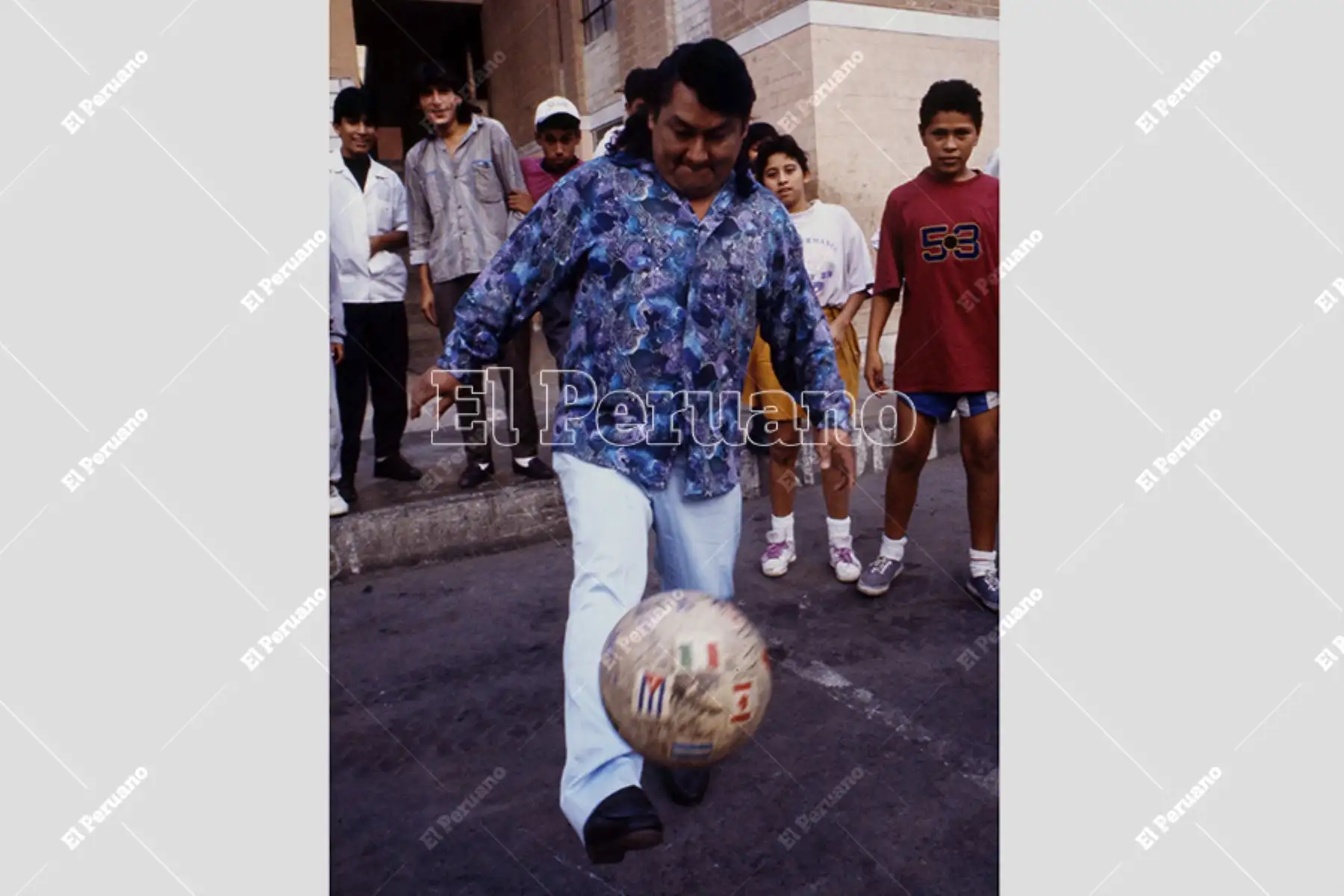 Lima - 1990 aprox / Cantante Lorenzo Palacios "Chacalón" en una entrevista para el diario La Tercera. Foto: Archivo Histórico de El Peruano