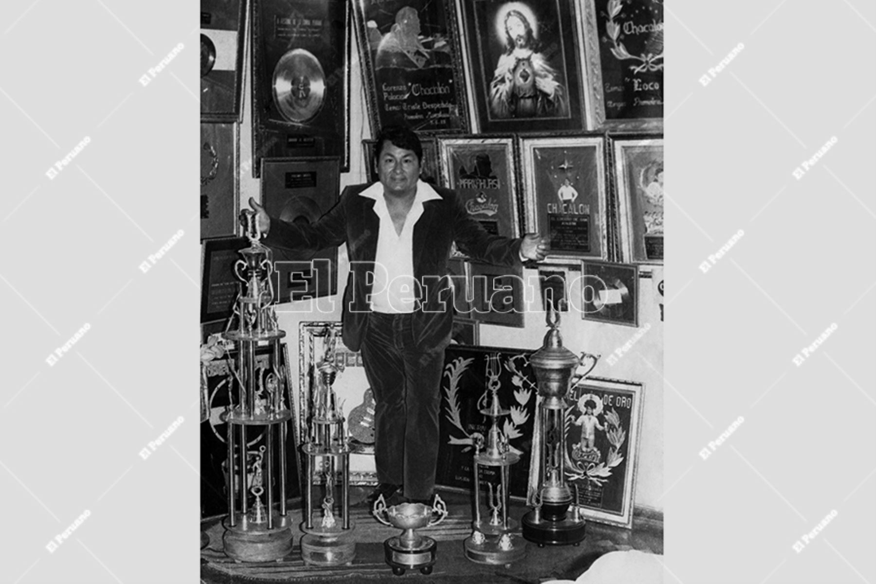 Lima - 1989 / Lorenzo Palacios "Chacalón" con sus multiples trofeos y reconocimientos. Foto: Archivo Histórico de El Peruano