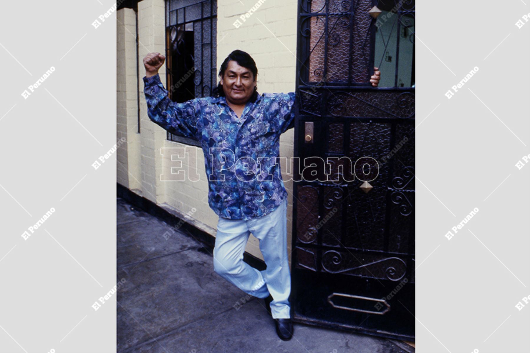 Lima - 1990 aprox / Cantante Lorenzo Palacios "Chacalón" en una entrevista para el diario La Tercera. Foto: Archivo Histórico de El Peruano